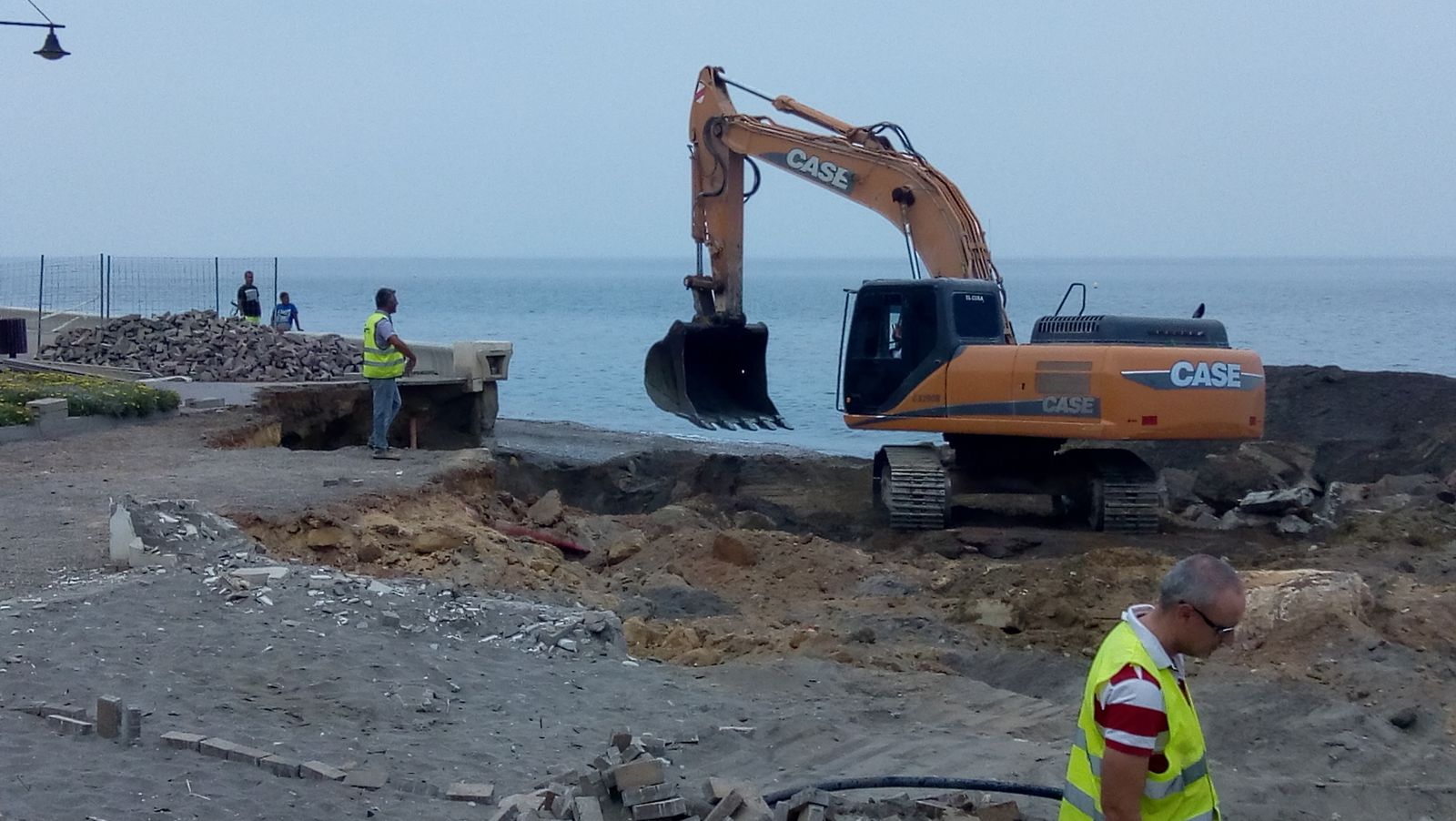 Costas acomete ya las obras de reparación del Paseo Marítimo de Balerma.