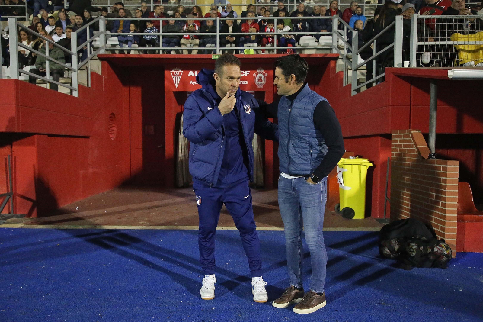 Tevenet y Lolo Escobar se saludan en el partido de ida, en el Nuevo Mirador