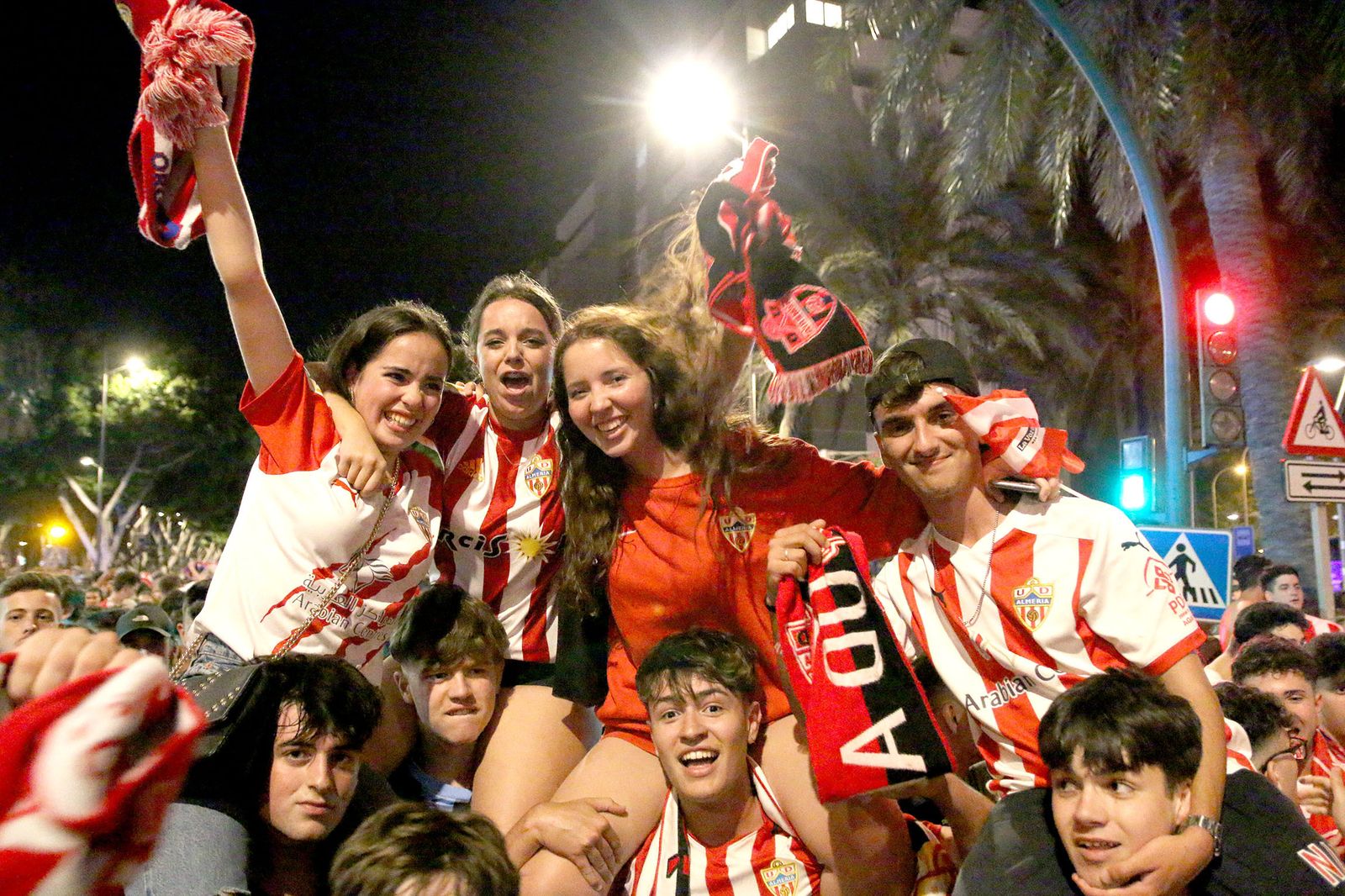 Las imágenes de la celebración del ascenso del Almería en la Plaza de las Velas