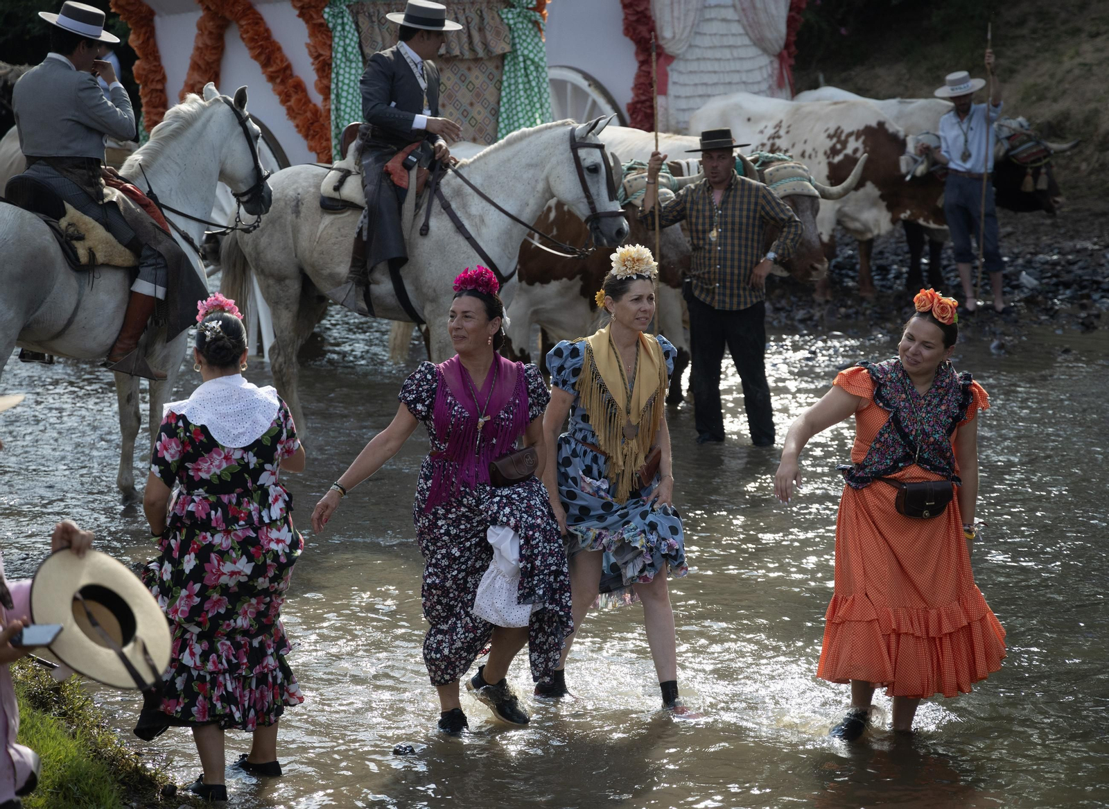La Hermandad de Triana y Sevilla a su paso por el Vado de Quema