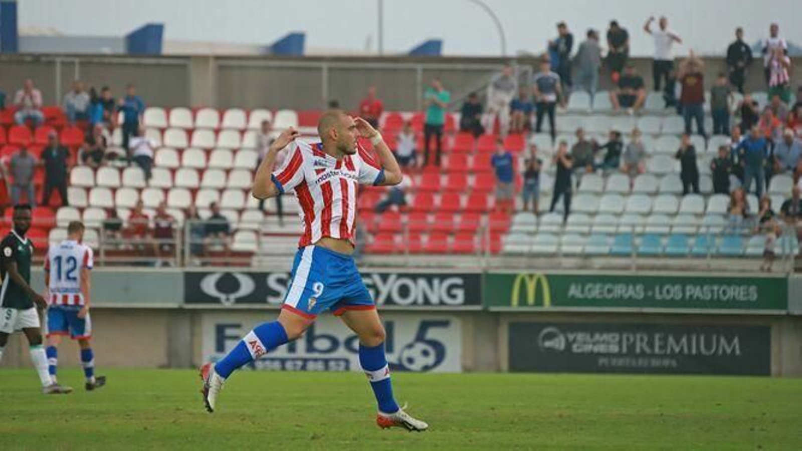 Antonio Sánchez celebra un gol con el Algeciras en Segunda B.