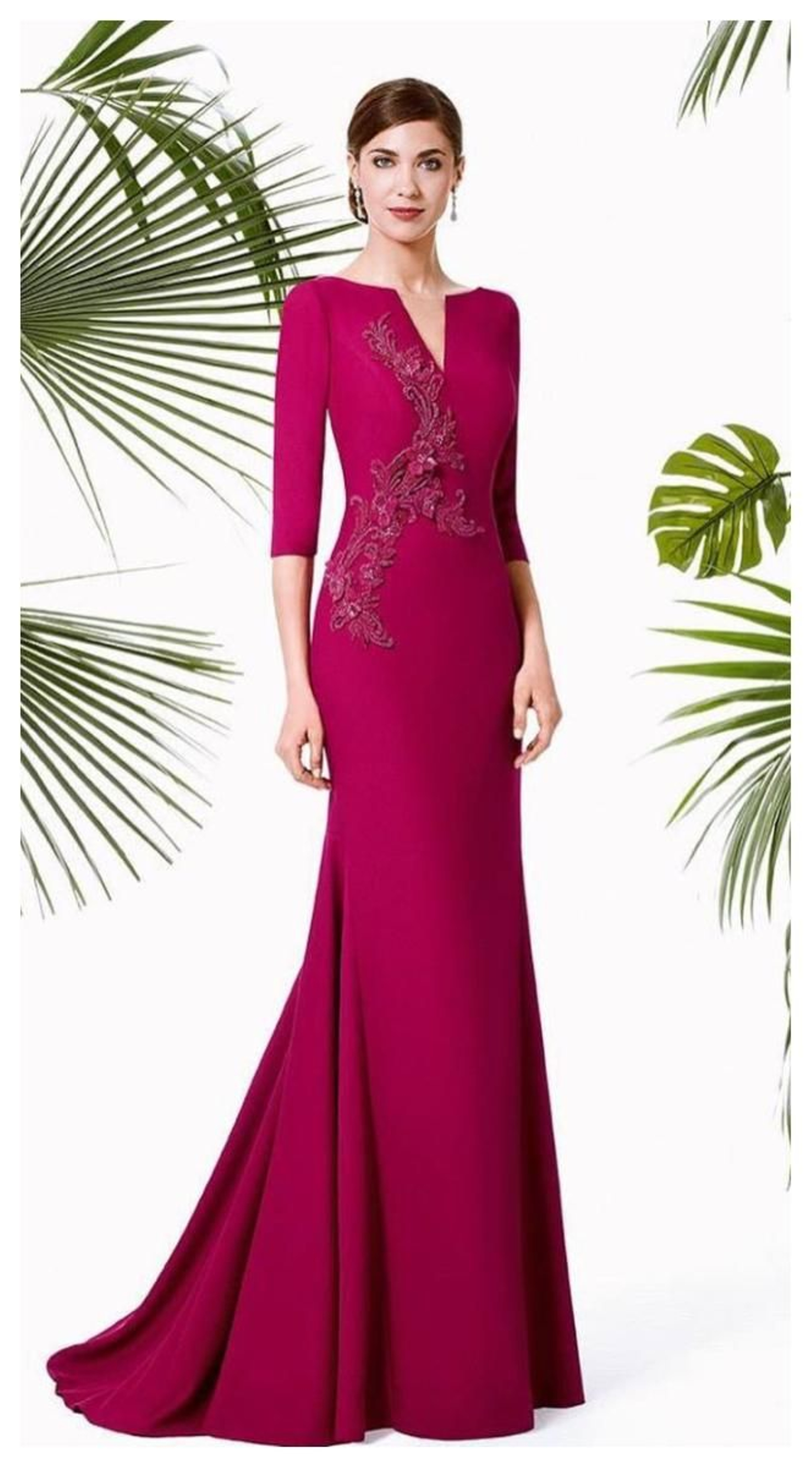 Manila Novias crea esta pieza de gran elegancia coronada con el cuello de pico y los detalles en el tronco de fina pedrería.