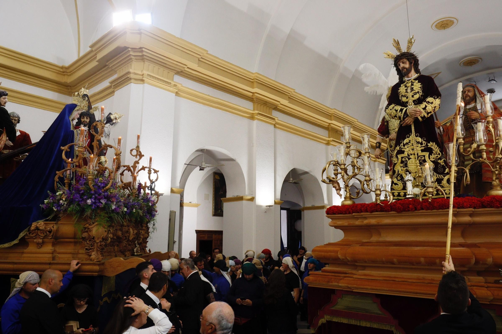 Imágenes de la salida del Amor en la Semana Santa de Chiclana 2025