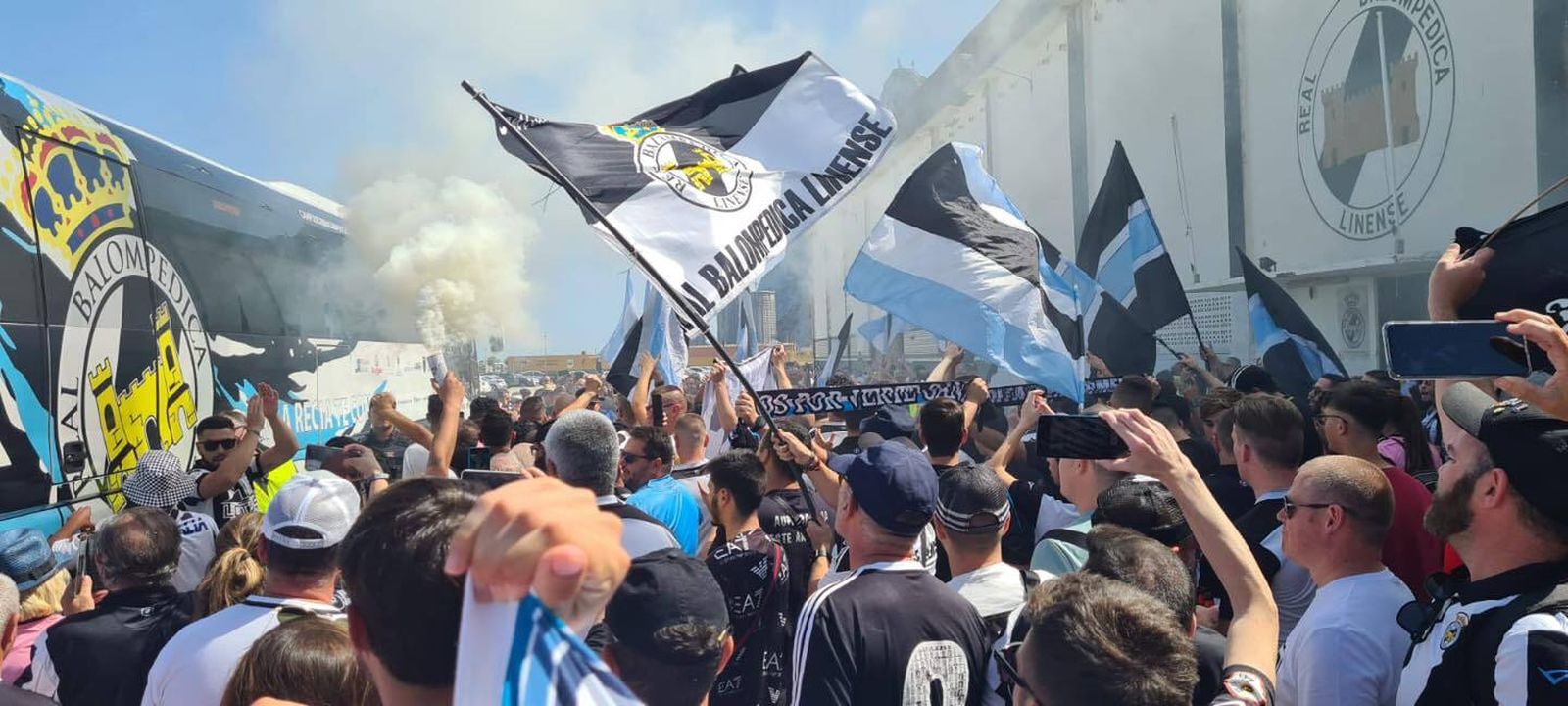 Aficionados de la Balona reciben al equipo a las puertas del Municipal, en una imagen de archivo