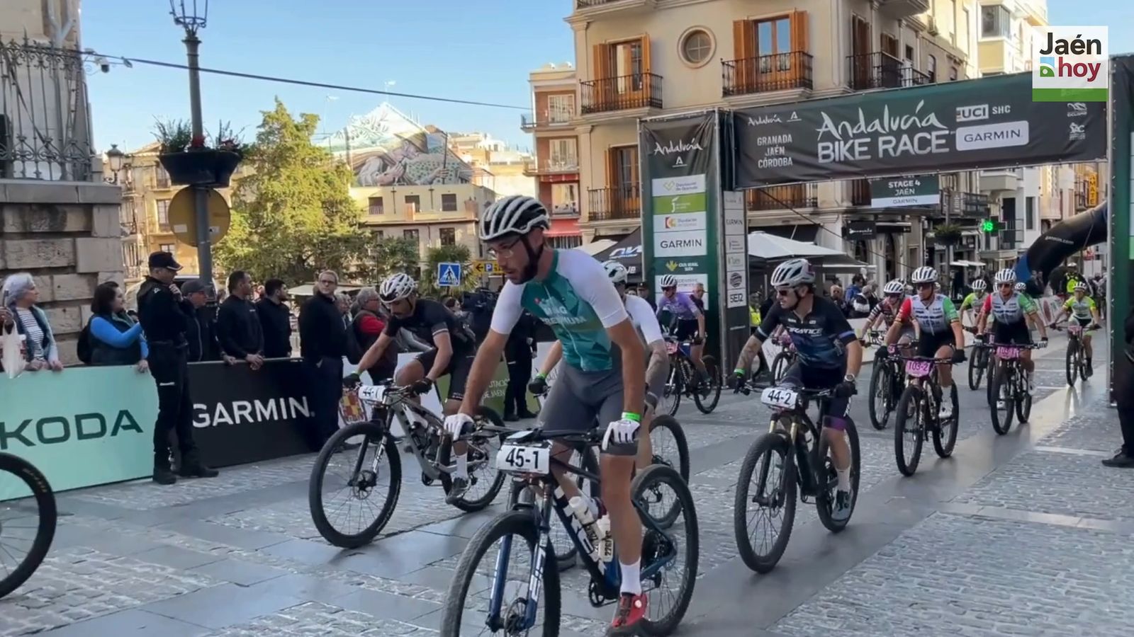 Jaén, protagonista de nuevo en la salida de la tercera etapa de la Andalucía Bike Race