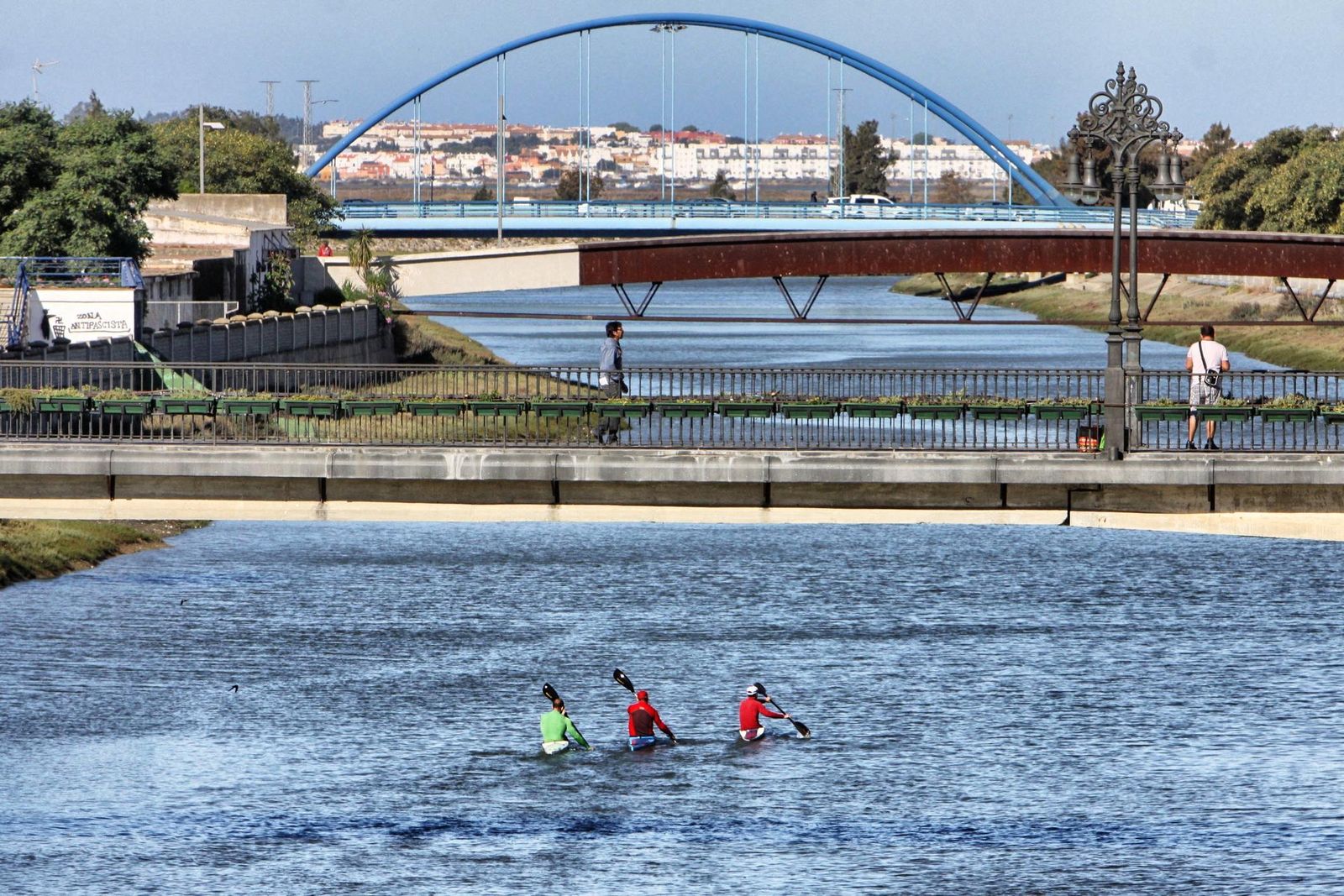 Piragüistas en el río Iro, en una imagen de archivo.