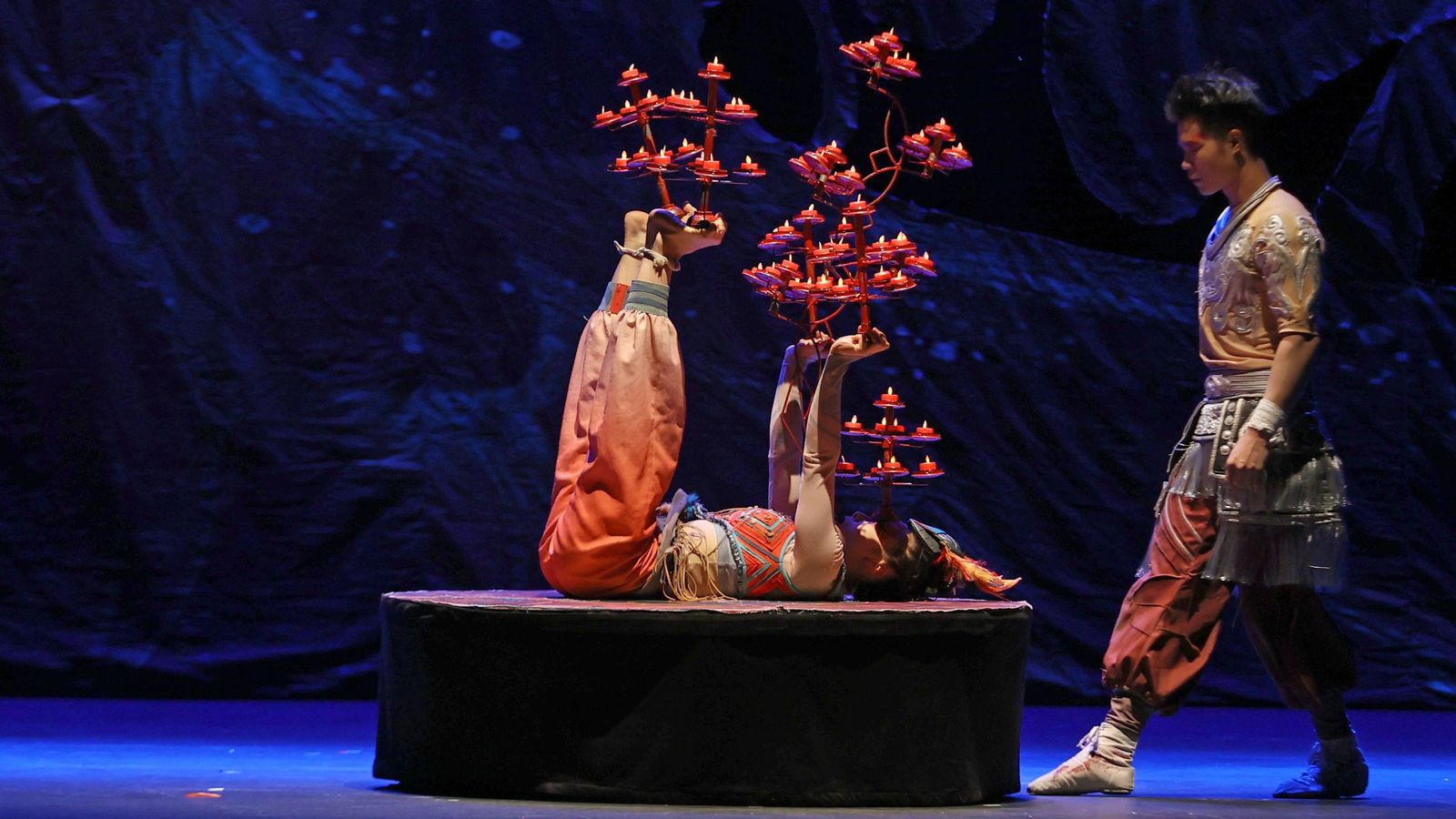 Imágenes del 'Gran Circo Acrobático de China' en el Teatro Villamarta