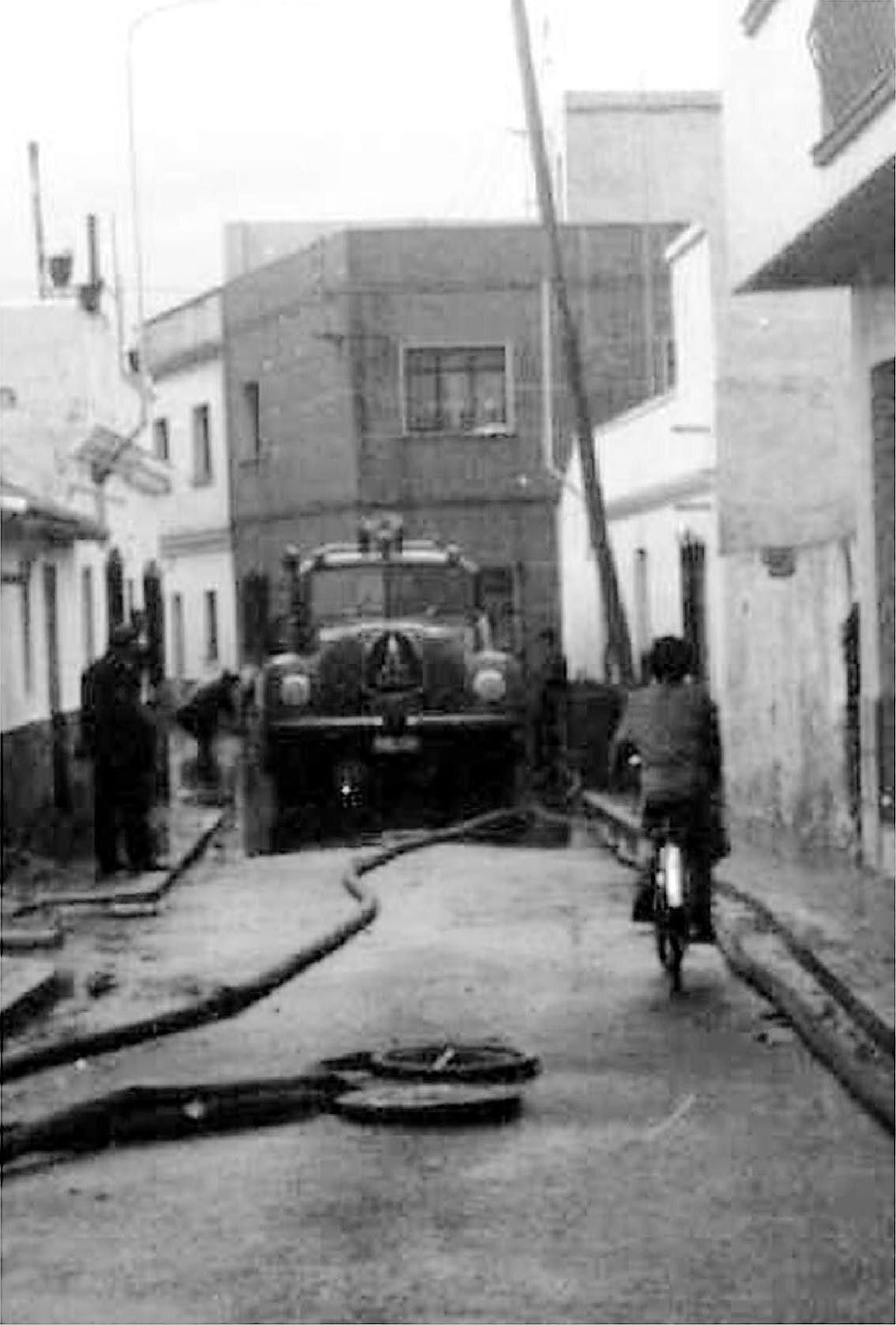 El Magirus, en una actuación en la calle Antonio Maura de La Línea.