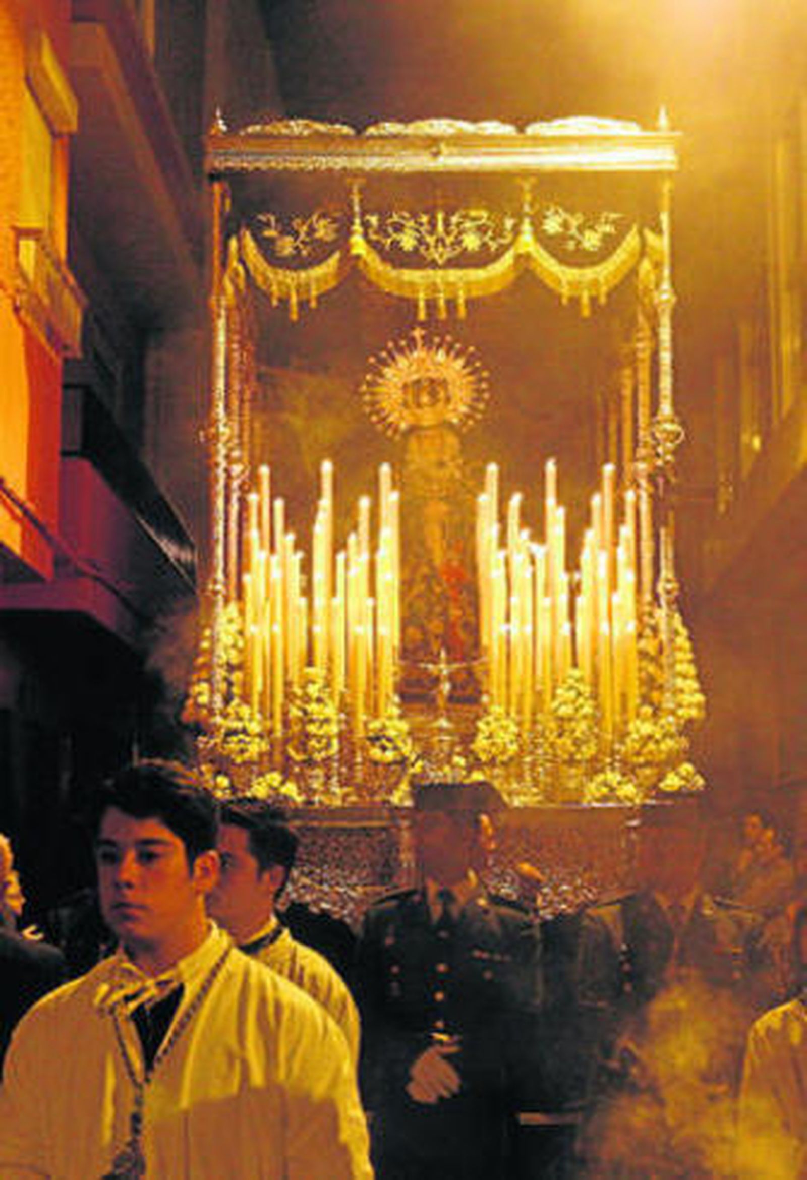El paso de palio de María Santísima del Consuelo con toda la candelería encendida.