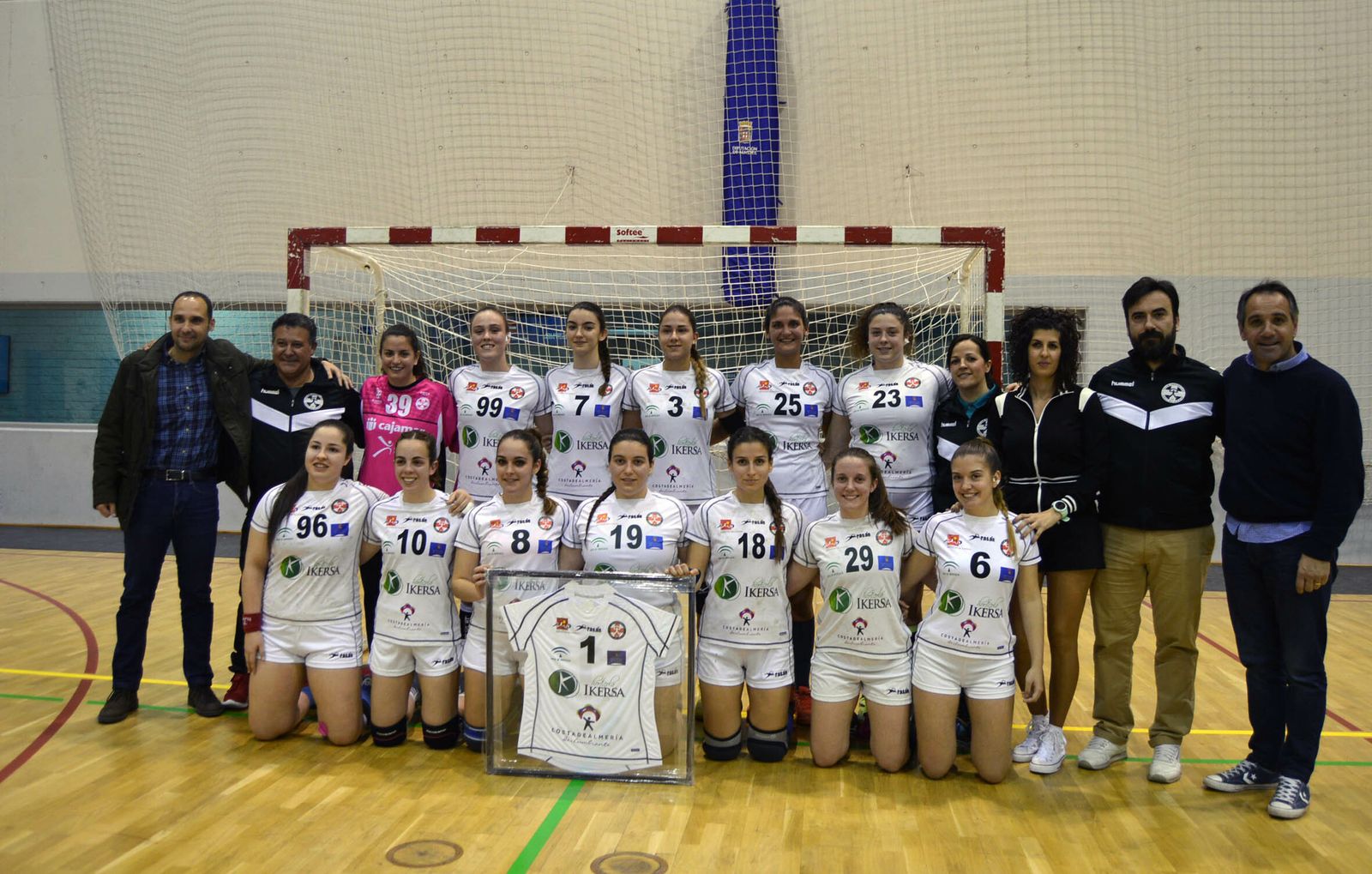 El plantel del Ikersa, con el cuerpo técnico y el concejal