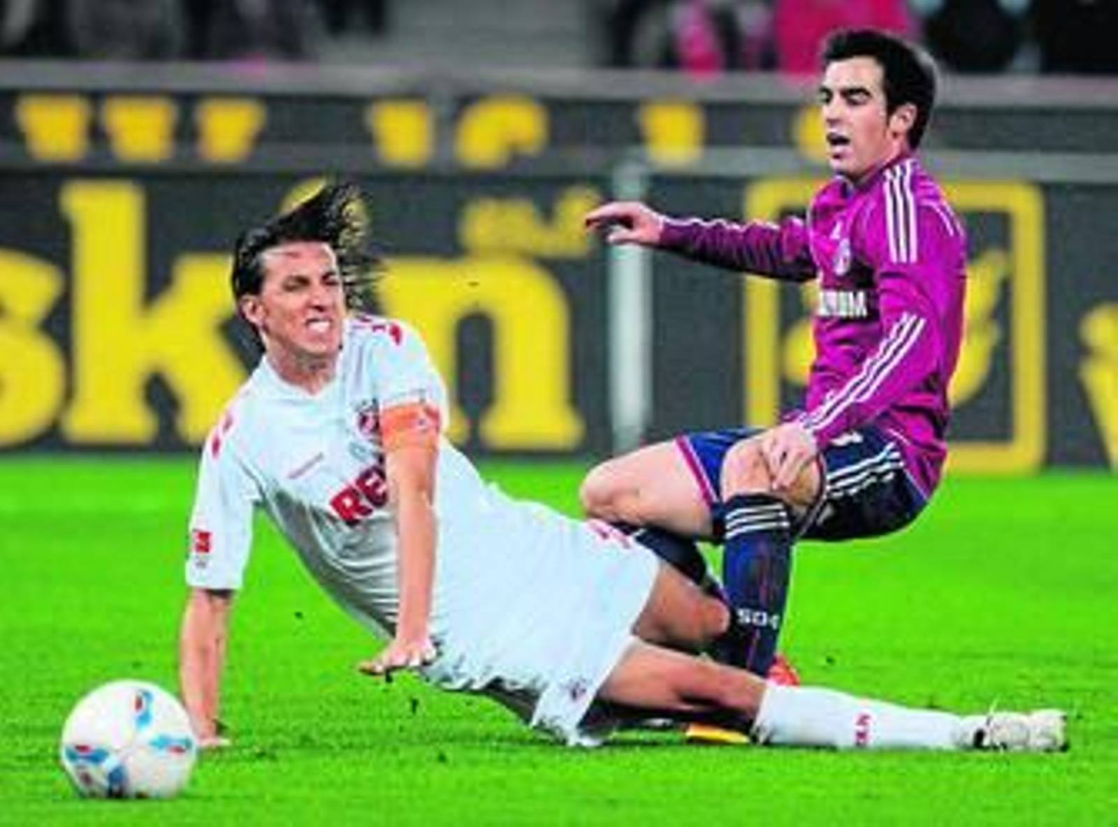 El brasileño Geromel se lanza a los pies del sanluqueño Jurado, del Schalke.