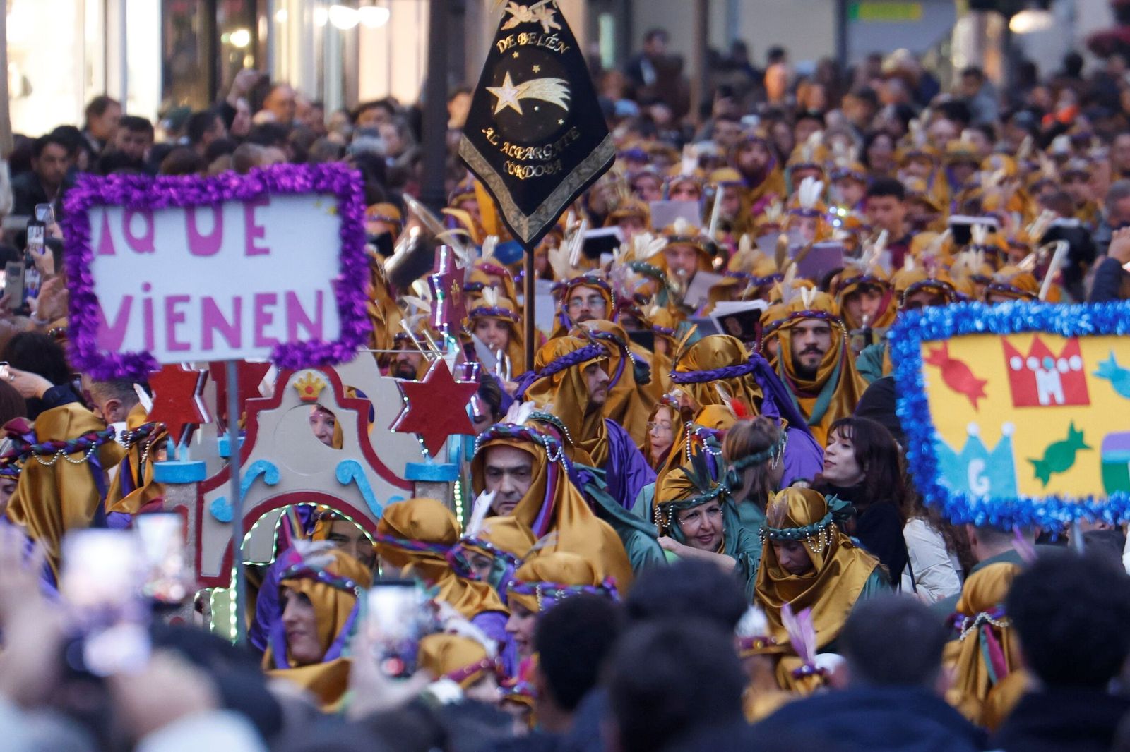 El Cartero Real llena de ilusión el Centro de Córdoba, en imágenes