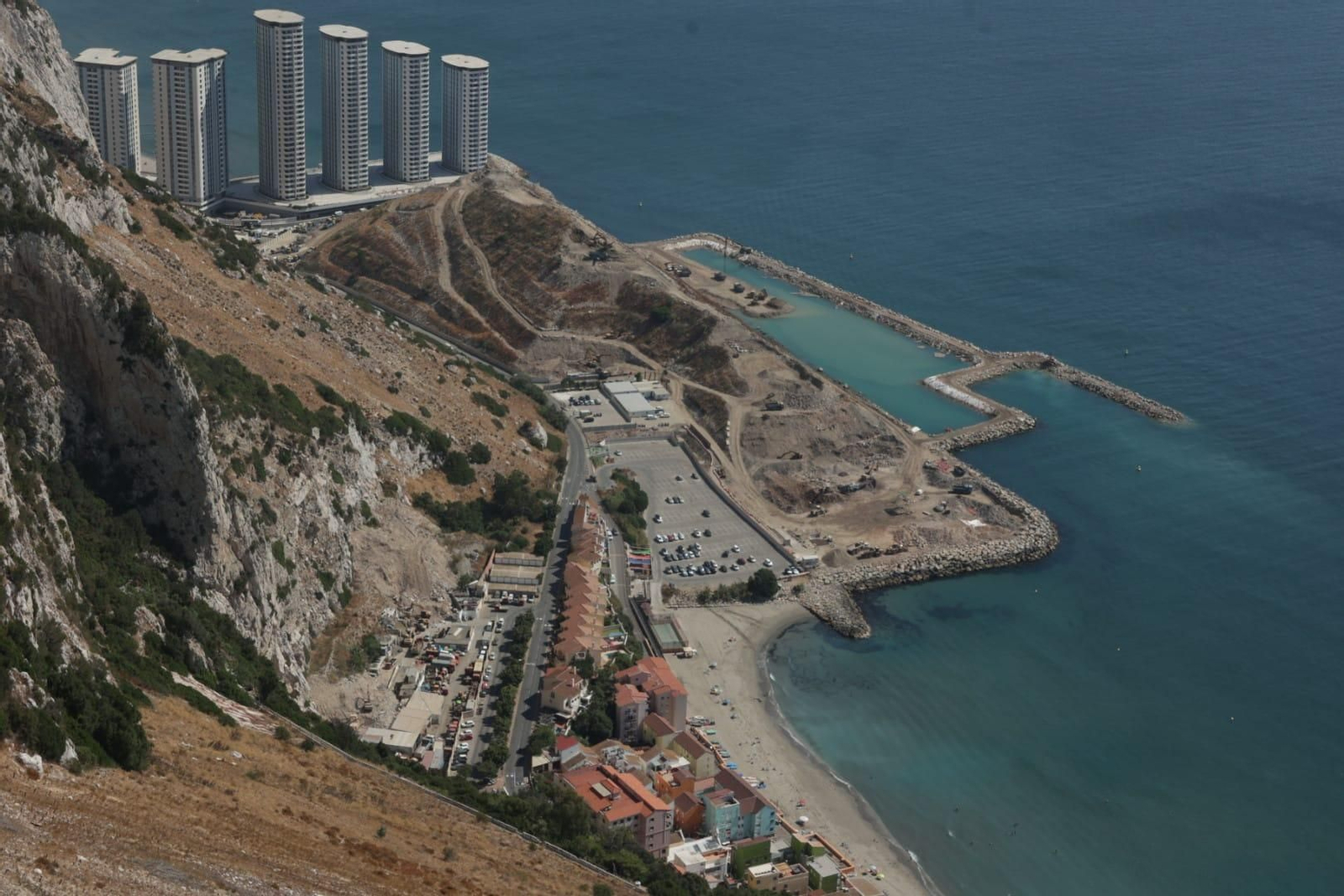 La zona de rellenos del Eastside de Gibraltar. A la izquierda, arriba, las torres del Hassan Centenary Terraces, construidas también en terrenos ganados al mar.
