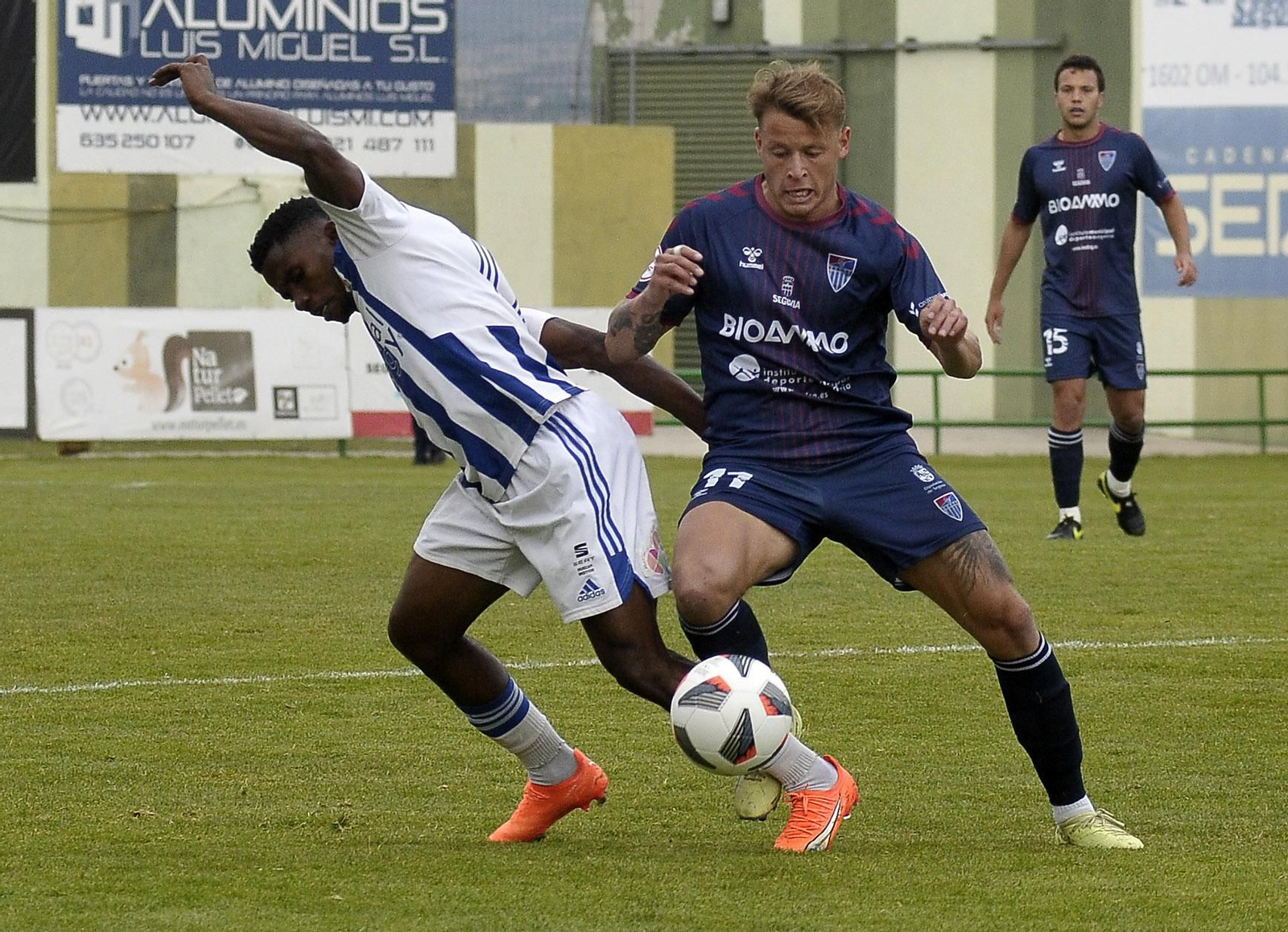 Imágenes del partido entre la Segoviana y el Recre en La Albuera