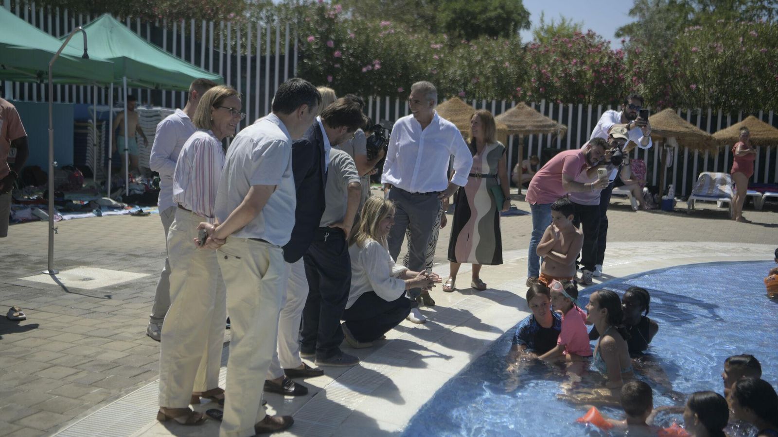 Imagen de la visita de las instituciones a la Piscina de Almanjáyar de Granada