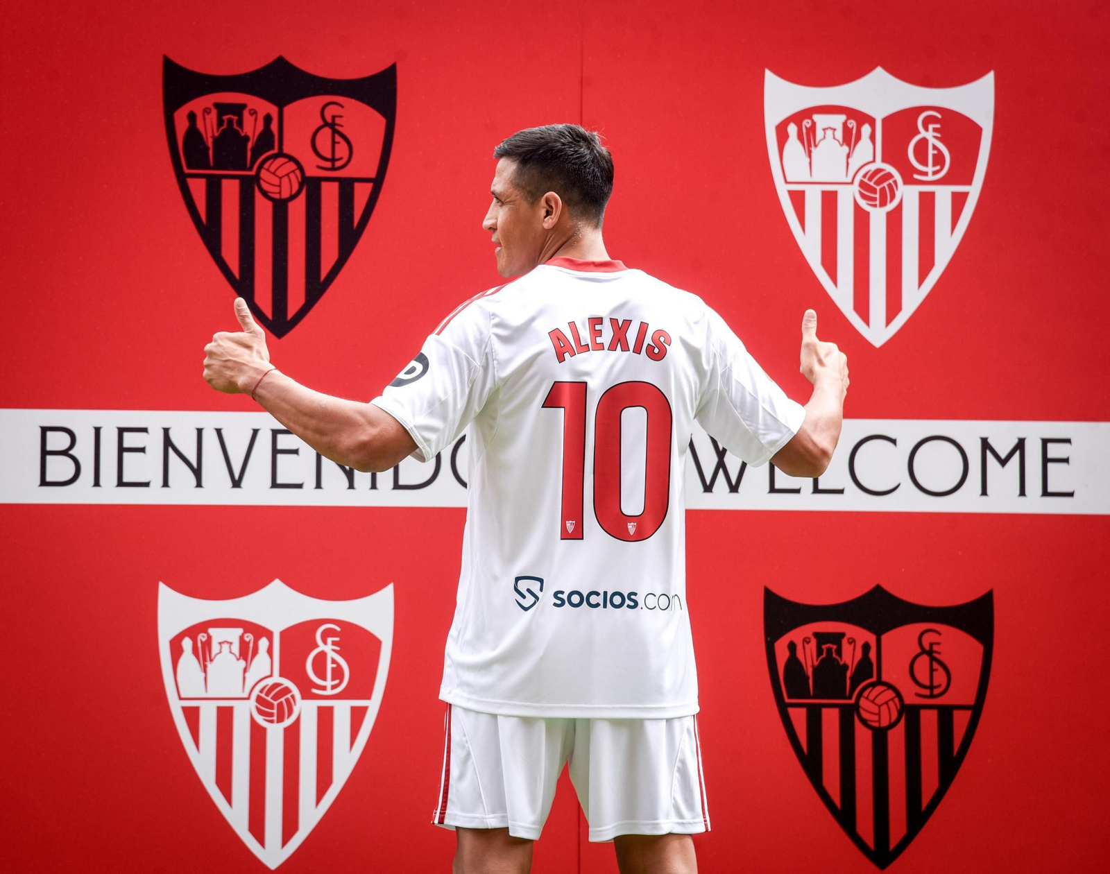 Alexis Sánchez muestra orgulloso su nombre y su dorsal.