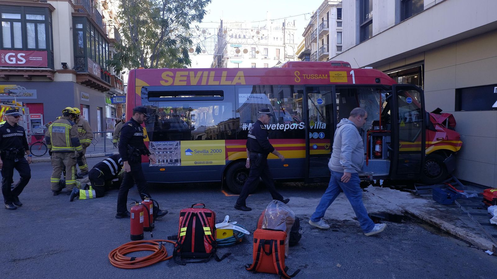 Imágenes del accidente de un microbús de Tussam en la Campana