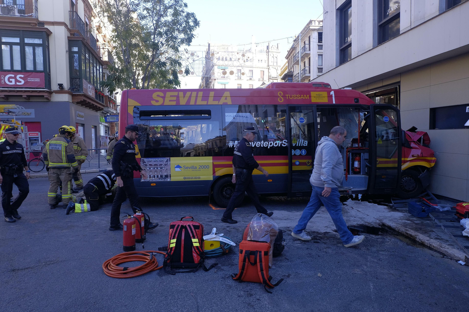 Imágenes del accidente de un microbús de Tussam en la Campana