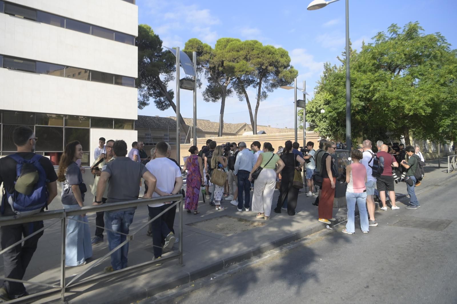 Juana Rivas y Francesco Arcuri llegan a los juzgados de La Caleta para la entrega de su hijo menor
