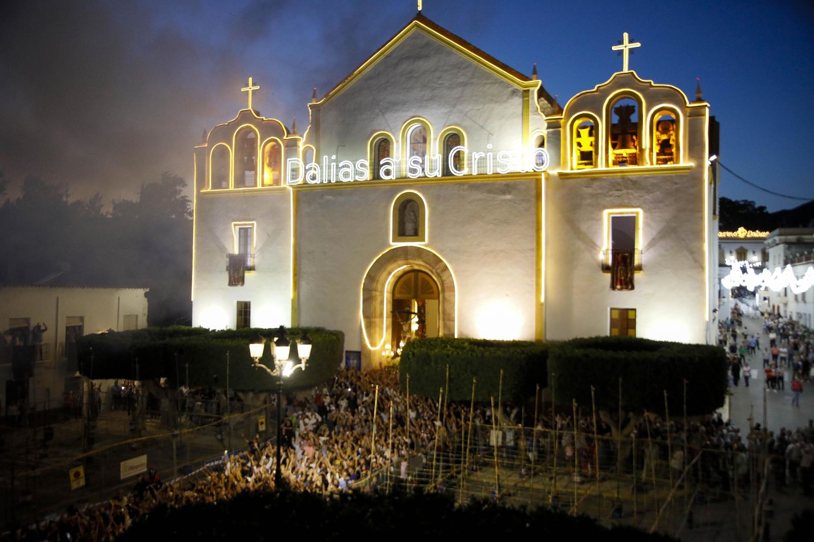Las imágenes de la misa vespertina y procesión del Cristo de la Luz de Dalías