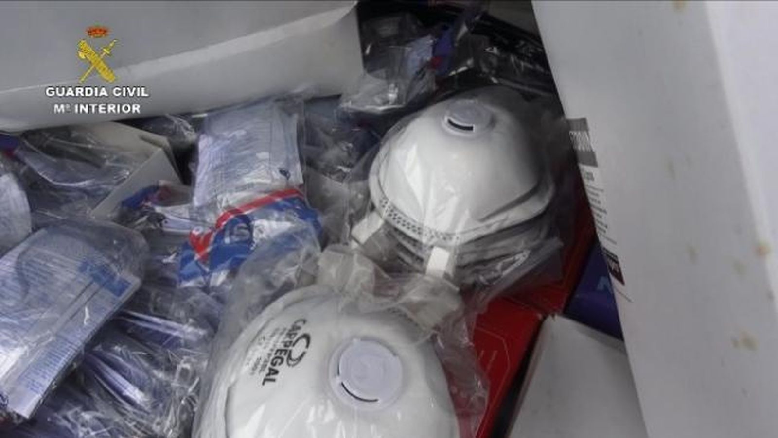 Mascarillas, gafas y guantes intervenidos por la Guardia Civil.