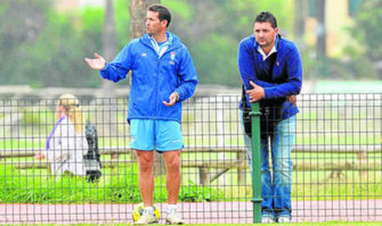 Emilio Viqueira y Juan Merino conversan en uno de los entrenamientos que el equipo llevó a cabo la pasada semana en el Anexo.