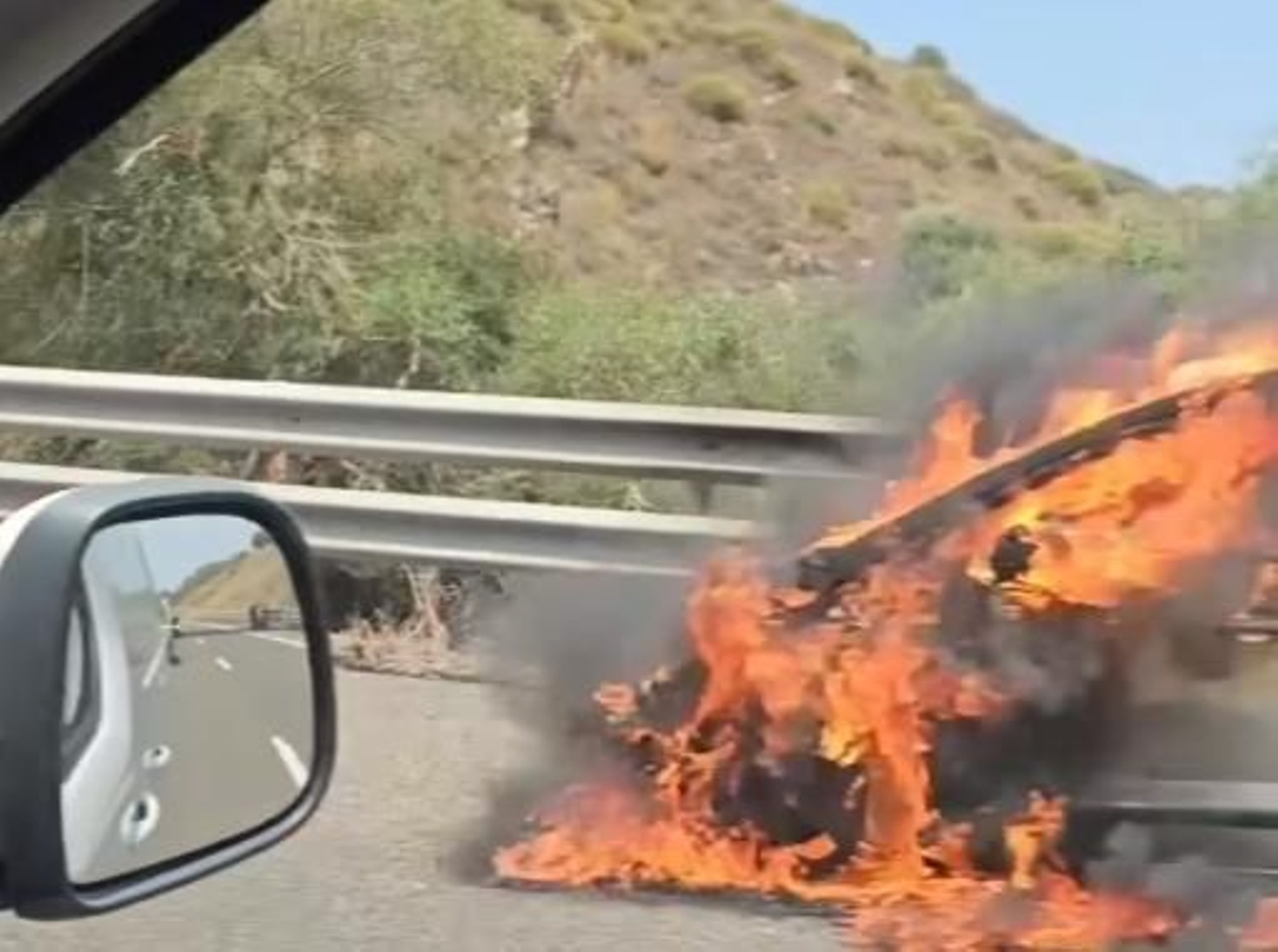 El vehículo afectado en llamas en la AP-7.