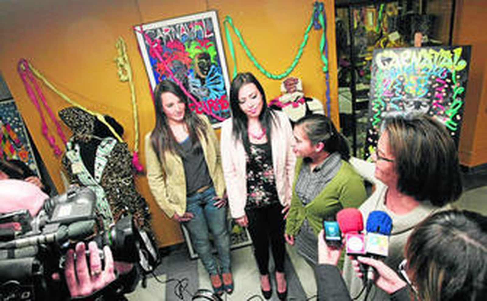 La Diosa y las Ninfas atienden a los medios de comunicación en la Fundación José Luis Cano.