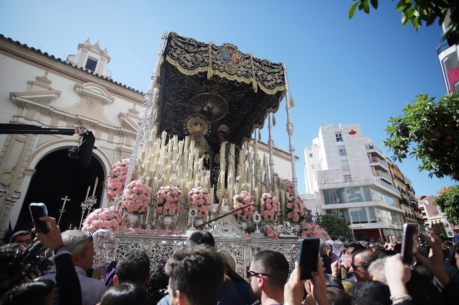 La Hermandad El Nazareno en la madrugá de la Semana Santa de Huelva 2023, en imágenes
