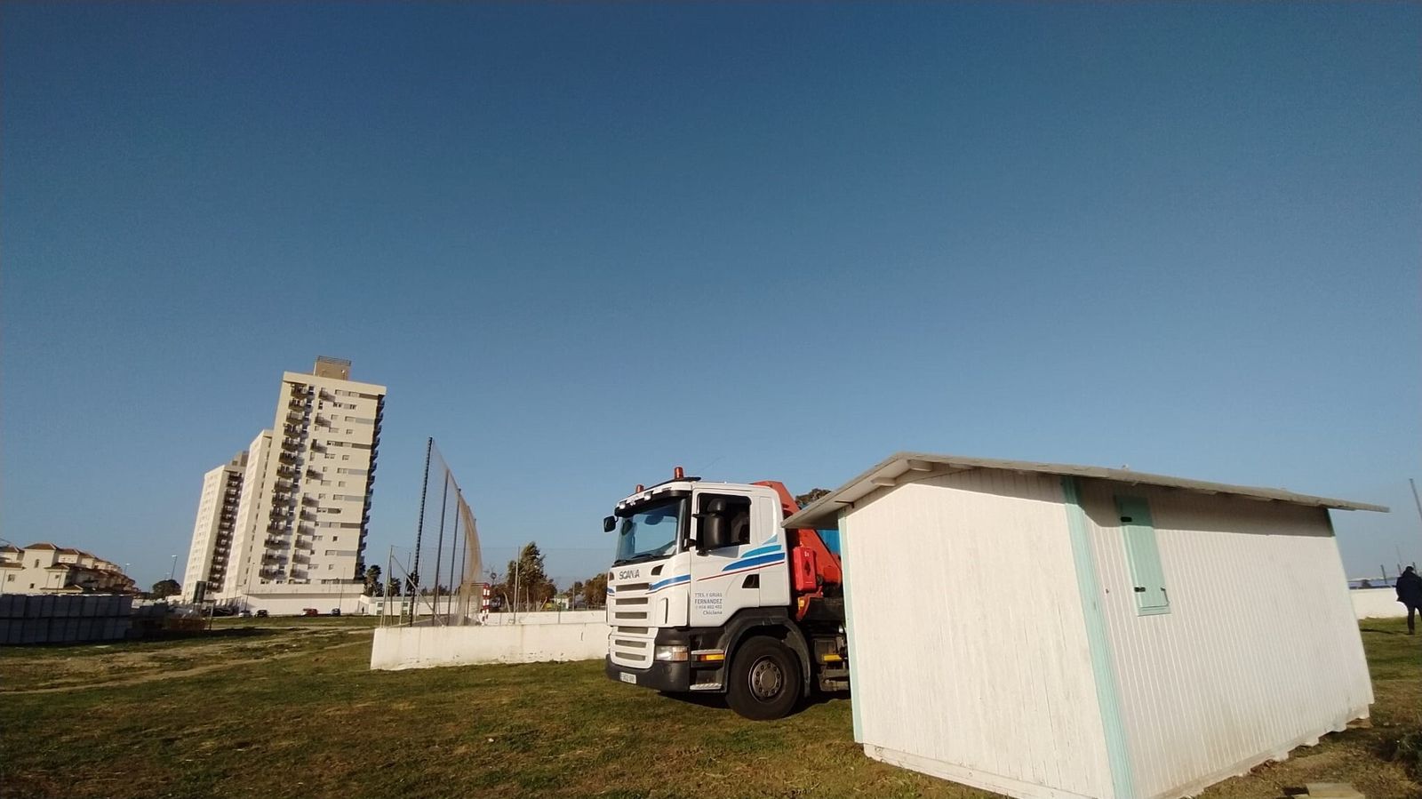 Antiguos módulos de la playa que ahora darán servicio a los pescadores de La Casería: