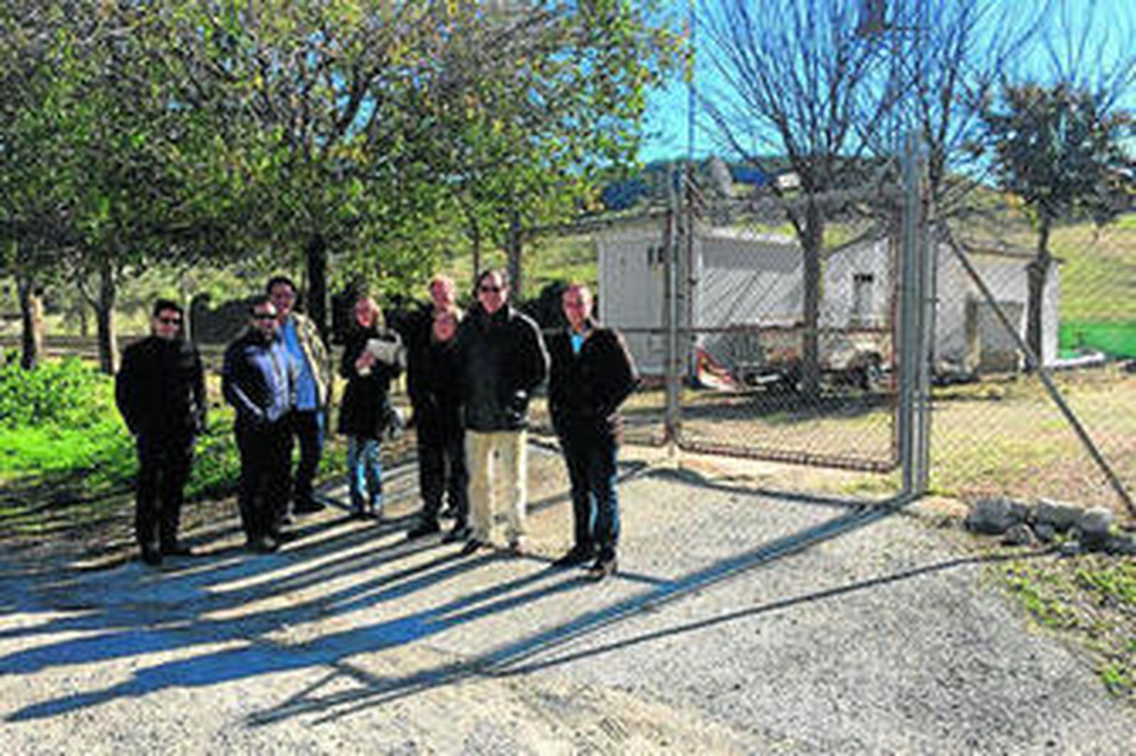 El alcalde y los técnicos encargados del proyecto en la zona de la infraestructura.