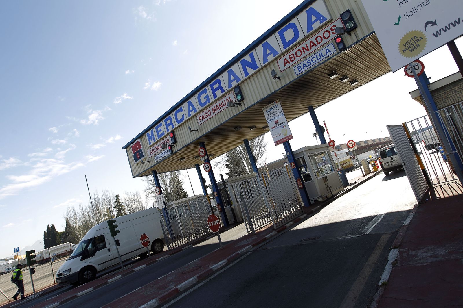 Pórtico de entrada al mercado de abastos de Granada.