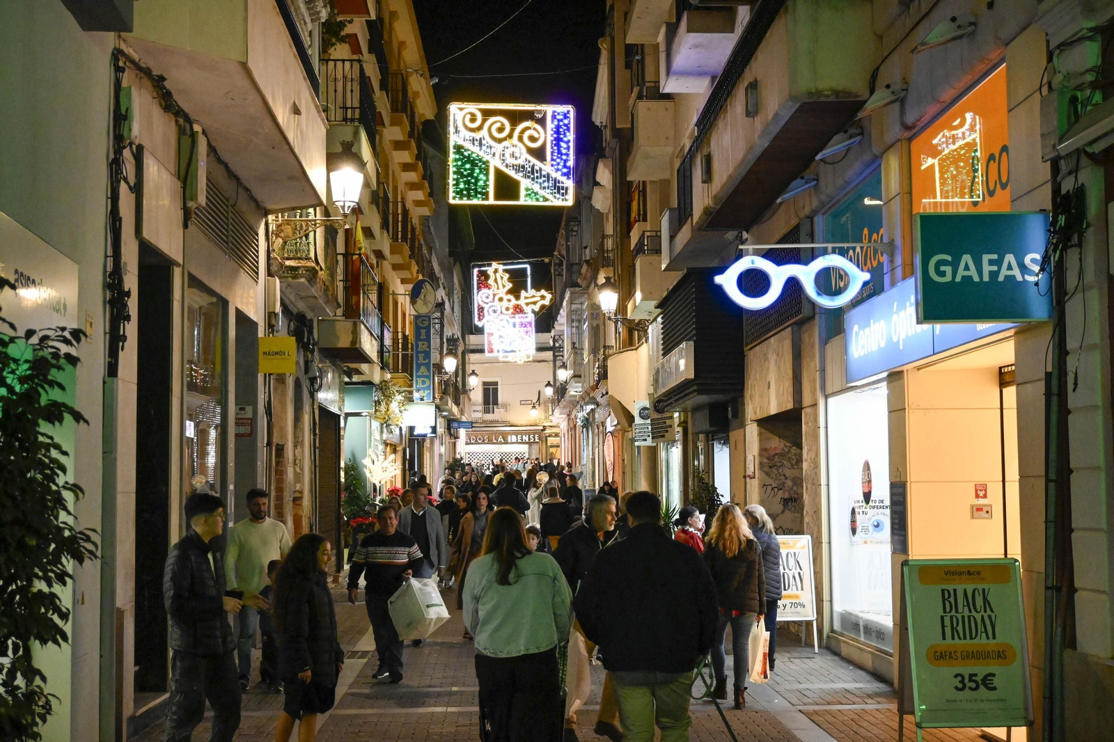 Imágenes de la nevada y alumbrado navideño en Huelva
