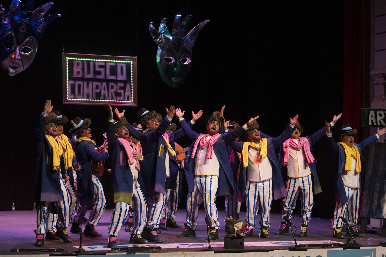 Imágenes de la actuación de la murga de Huelva 'Los derrotaos (Una comparsa reconvertía...)' en el Carnaval Colombino