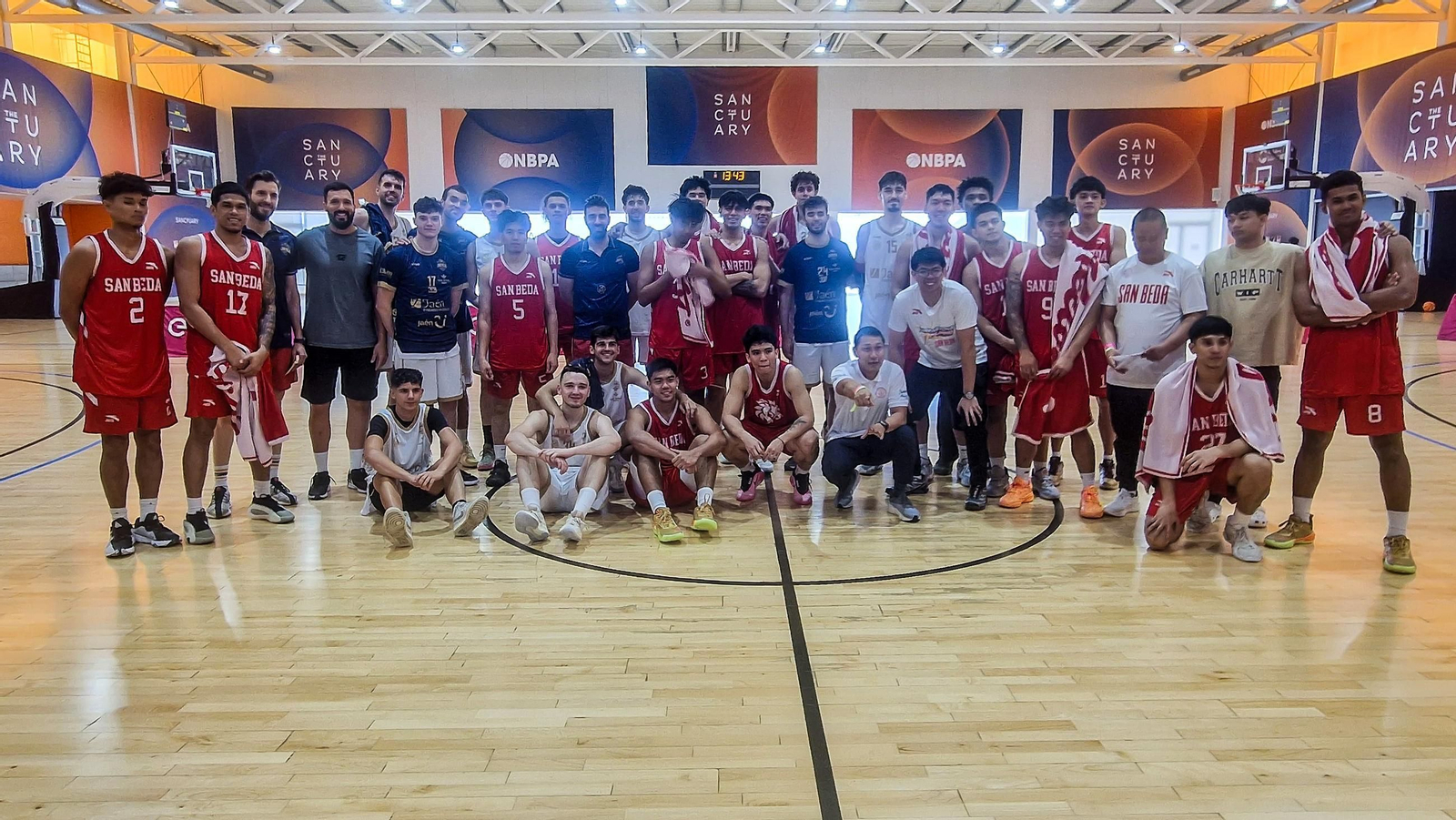 Foto de familia de ambos equipos tras la disputa del amistoso.