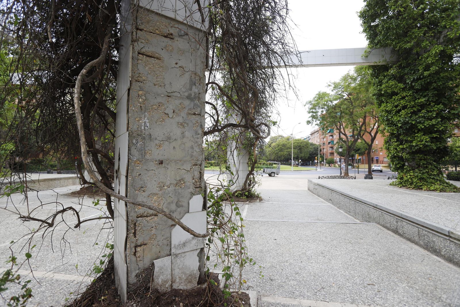 Columnas de la pérgola de la avenida de Andalucía.