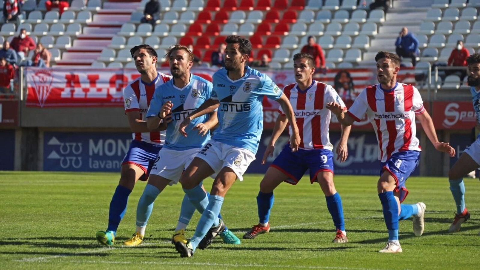 Jugadores de Algeciras y Balona, en el Clásico de la primera vuelta, en enero