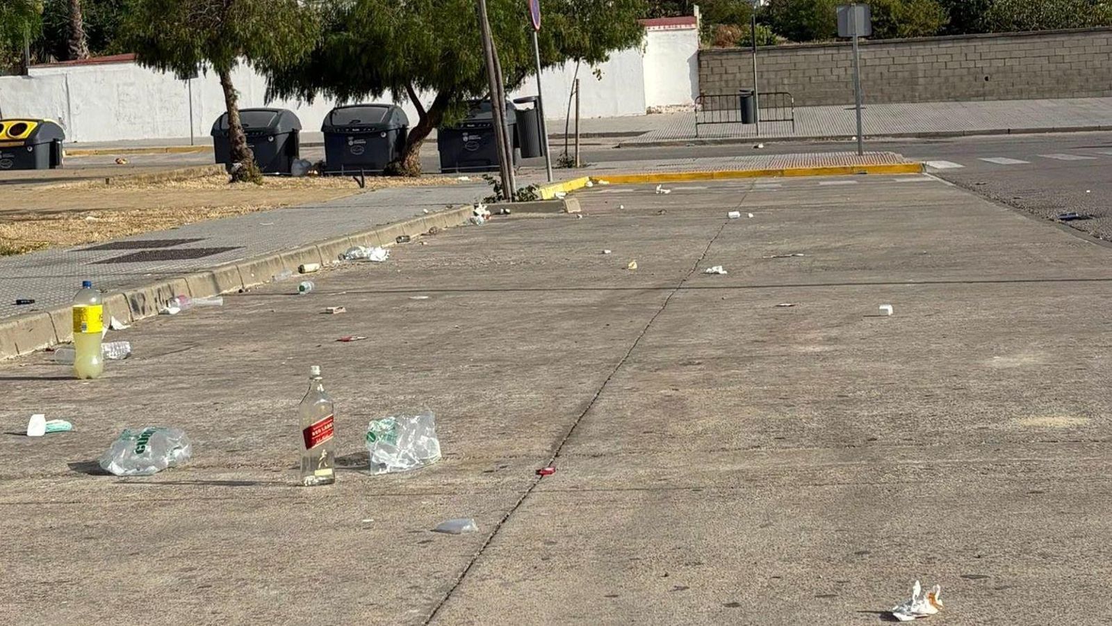 Restos de un botellón en La Cucarela.