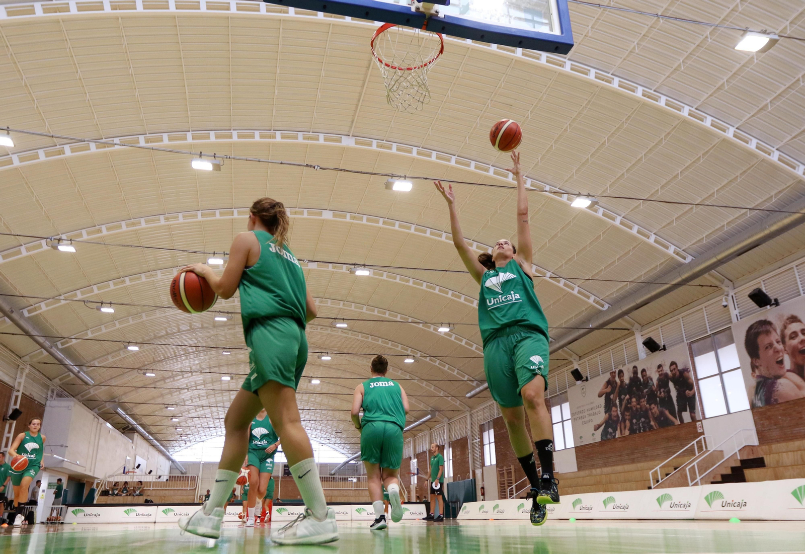 Las fotos del primer entrenamiento del Unicaja Femenino con balón