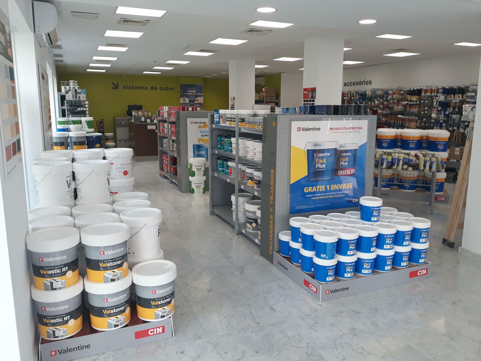 Amplia gama de pinturas y accesorios en el interior de la tienda.