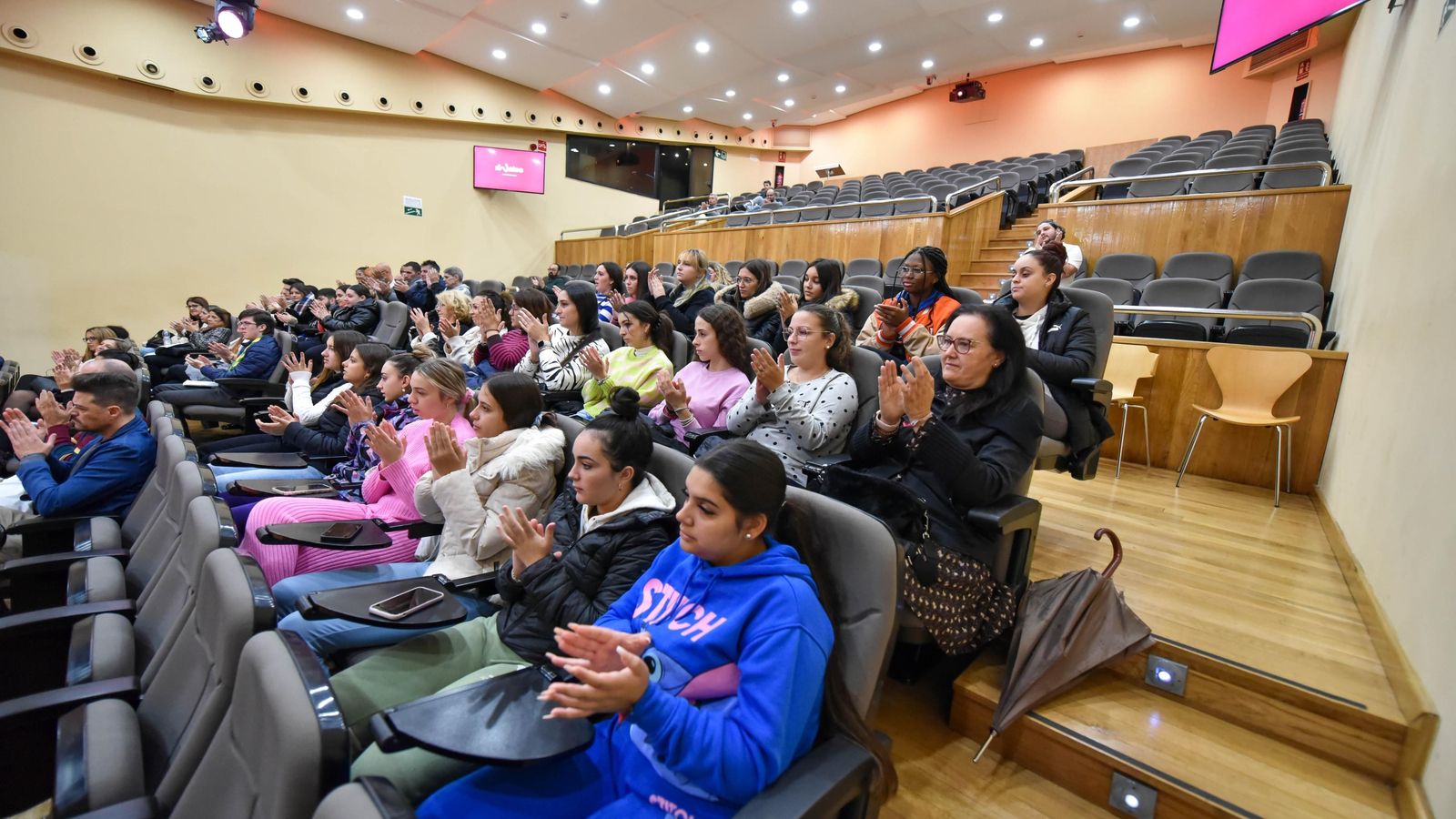 Alumnos del ciclo formativo de Farmacia y parafarmacia en el auditorio Millán Picazo.