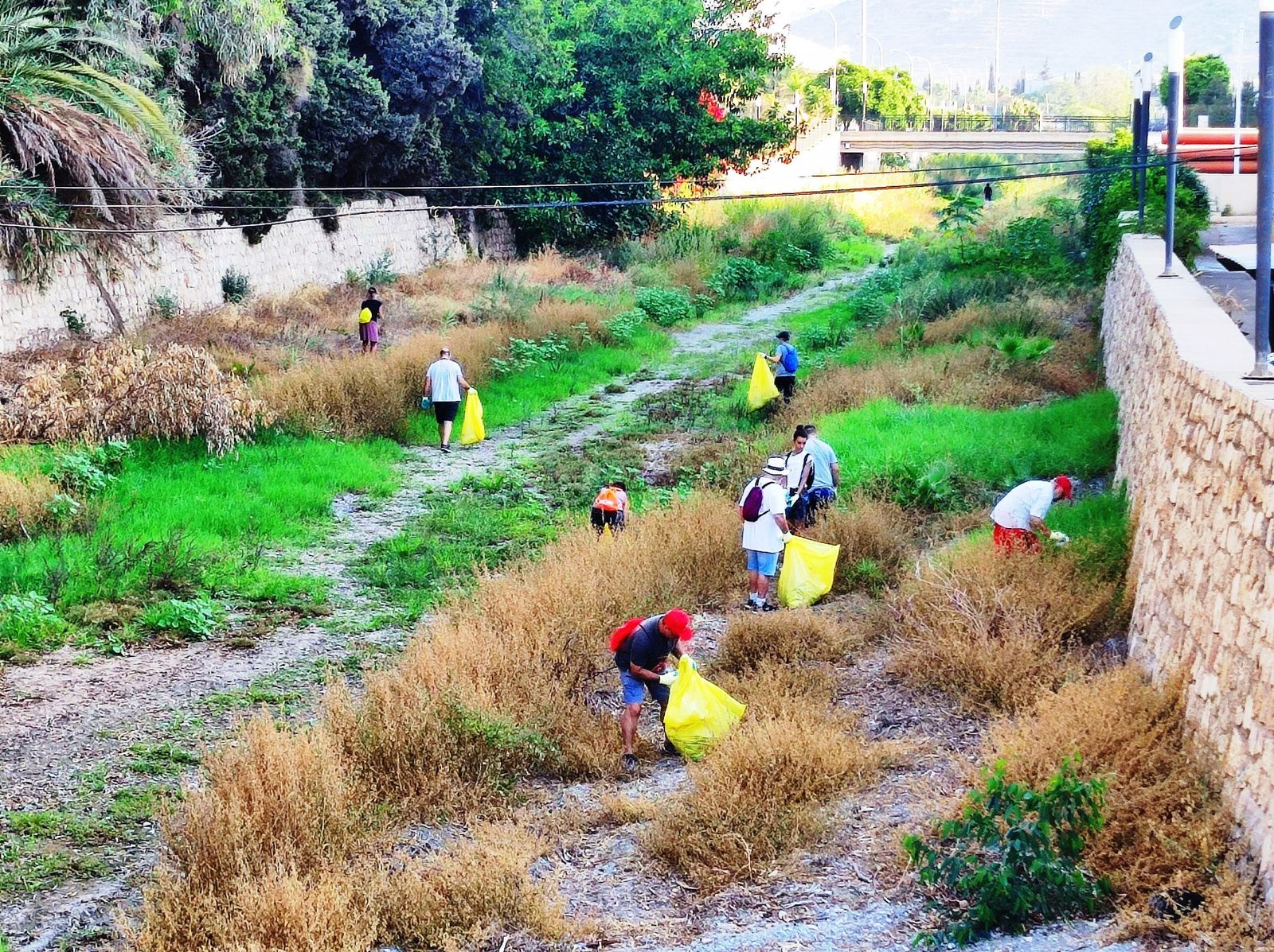 Voluntarios de Granada retiran 60 bolsas con basura recogida en los ríos de Almuñécar