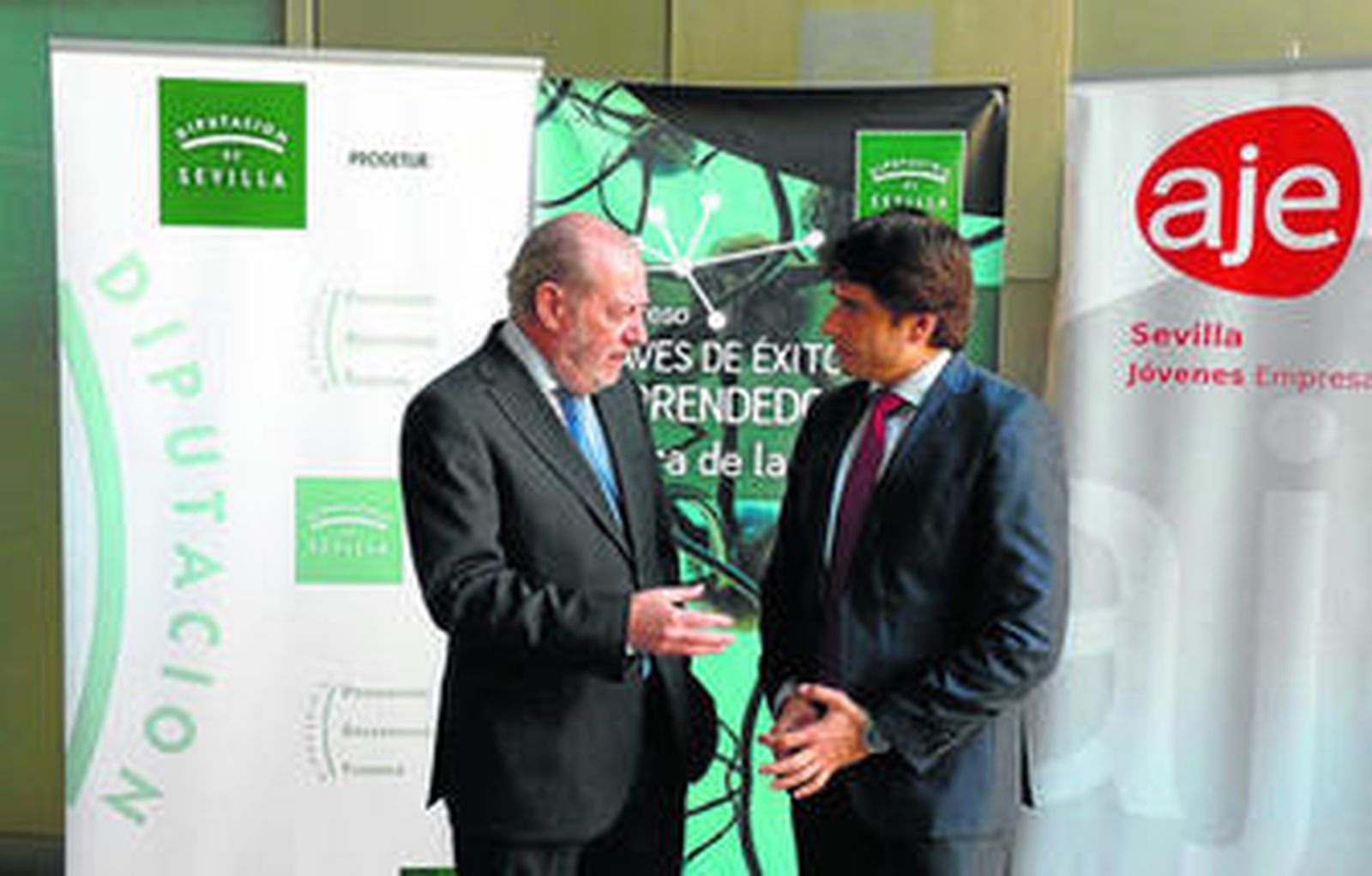 El presidente de la Diputación, Fernando Rodríguez Villalobos, saludando en el foro al presidente de AJE, Jorge Robles.