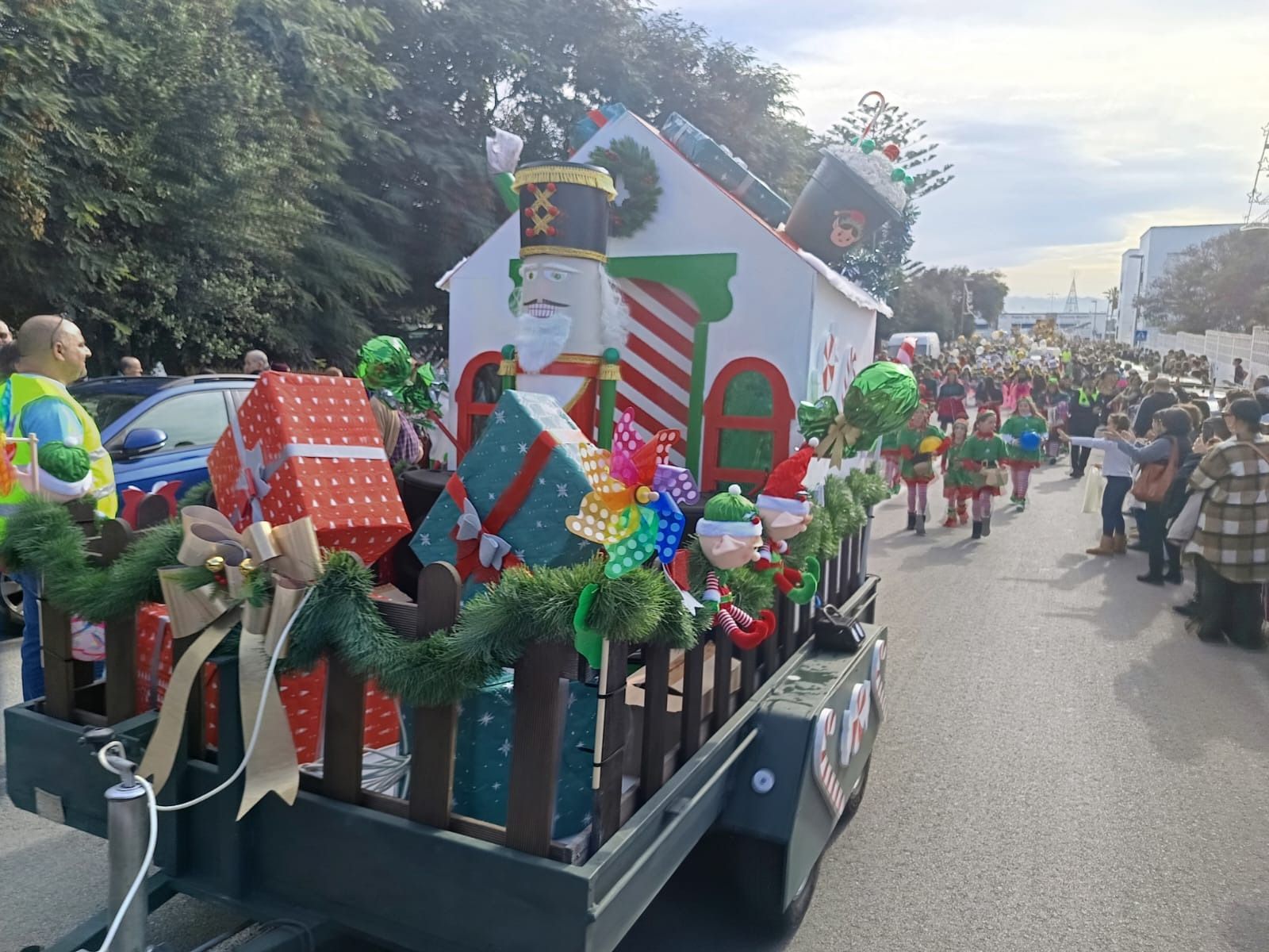La ilusión de la cabalgata de los Reyes Magos recorre Tarifa en una mañana sin lluvia, en imágenes