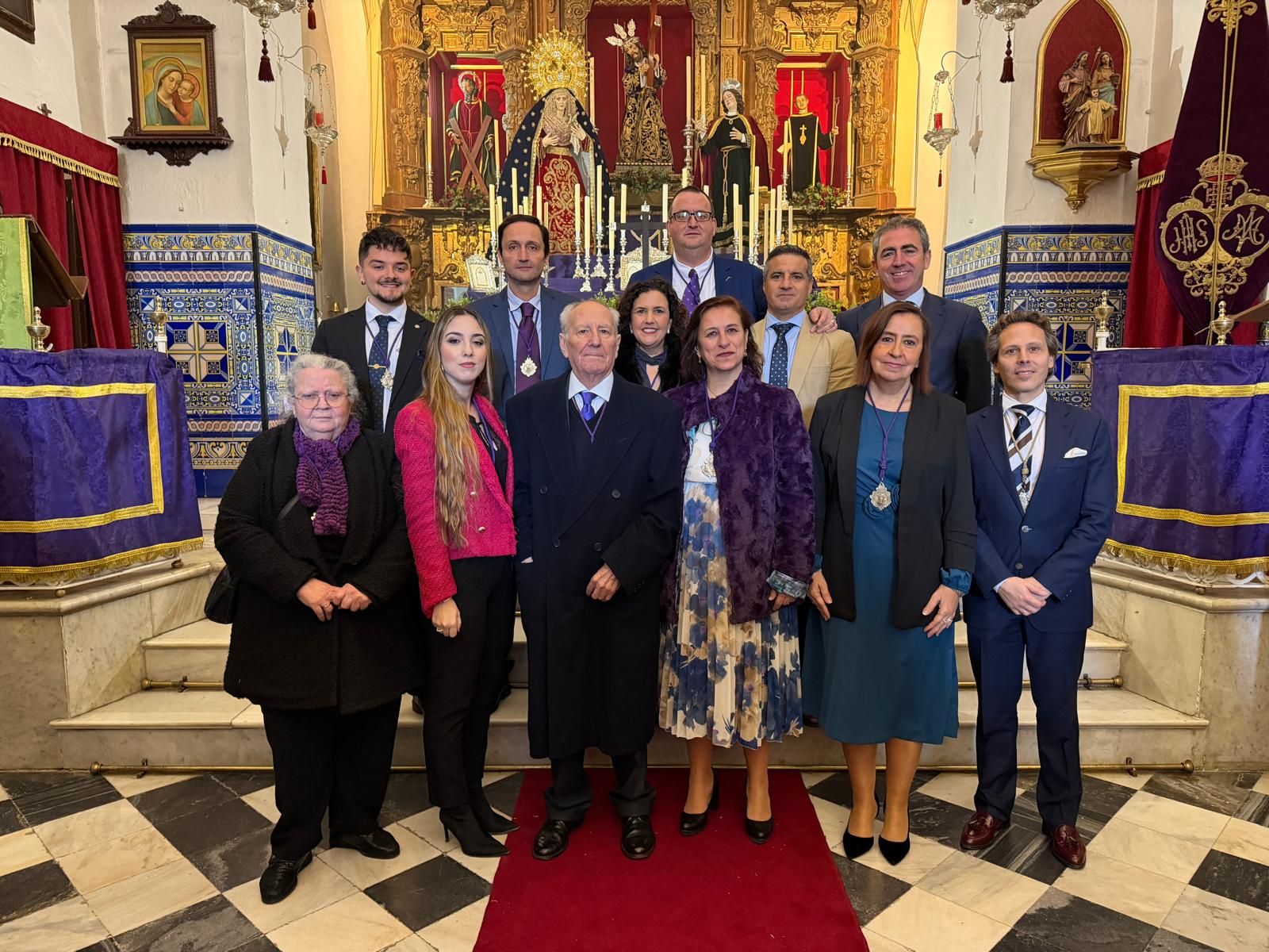 Pepe Castaño, junto a la hermana mayor del Nazareno y miembros de su junta de gobierno.