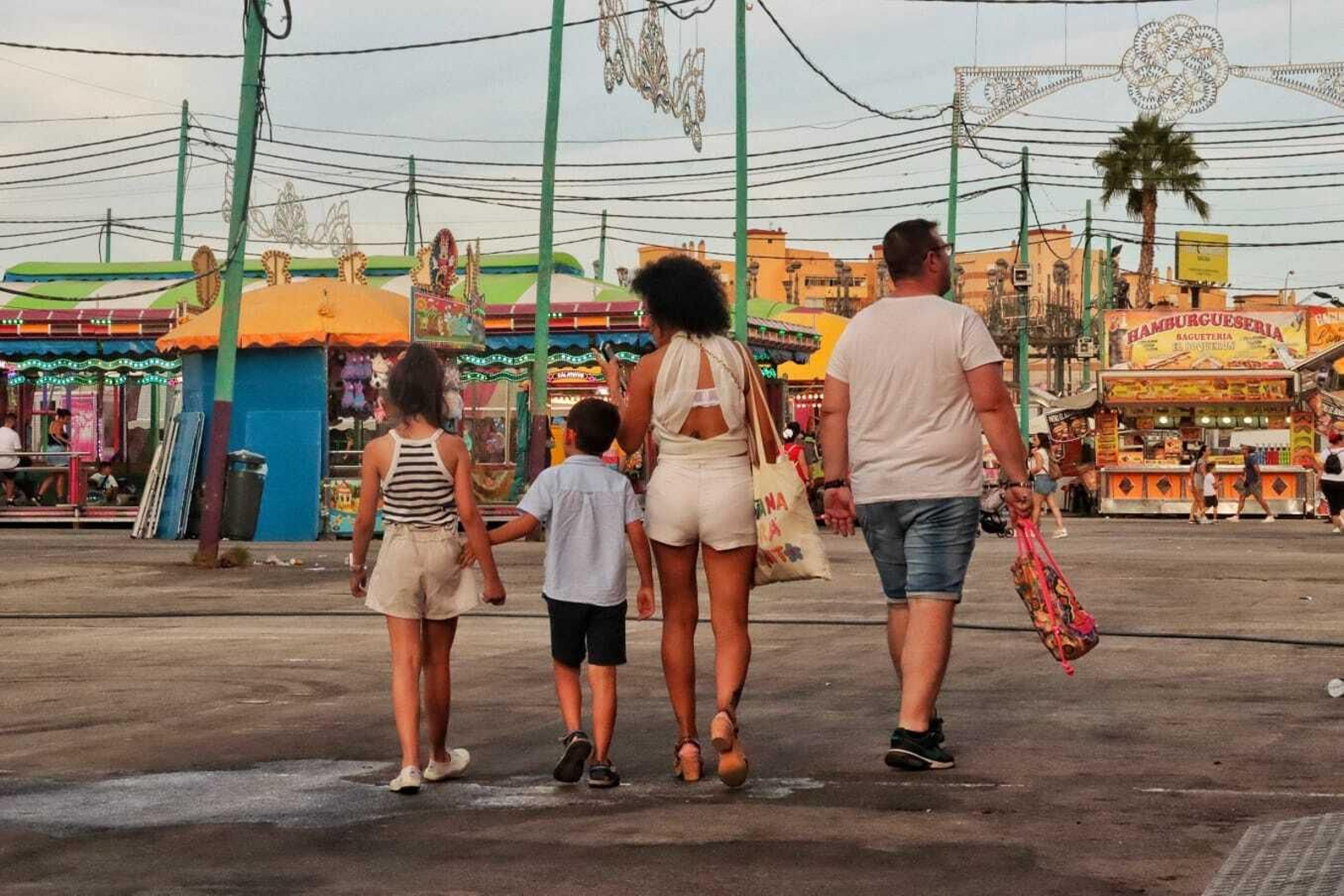 Una familia paseando por la zona de las atracciones.