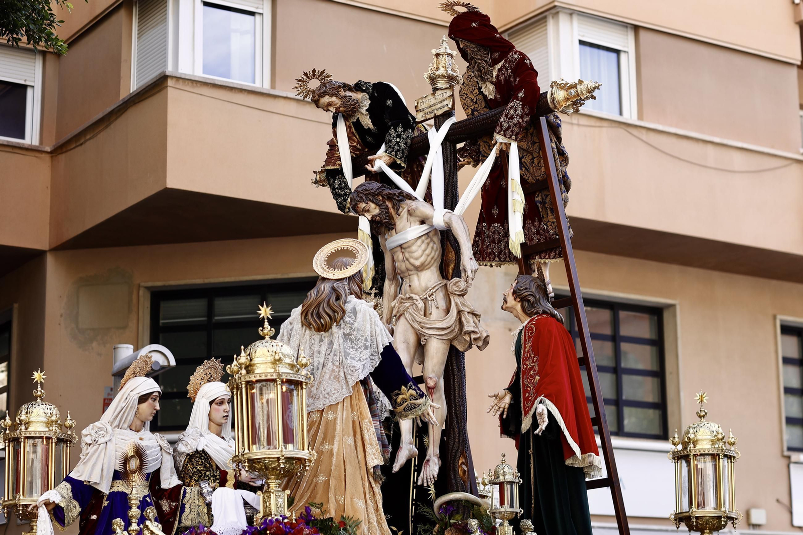 Descendimiento en el Viernes Santo de Málaga, en imágenes