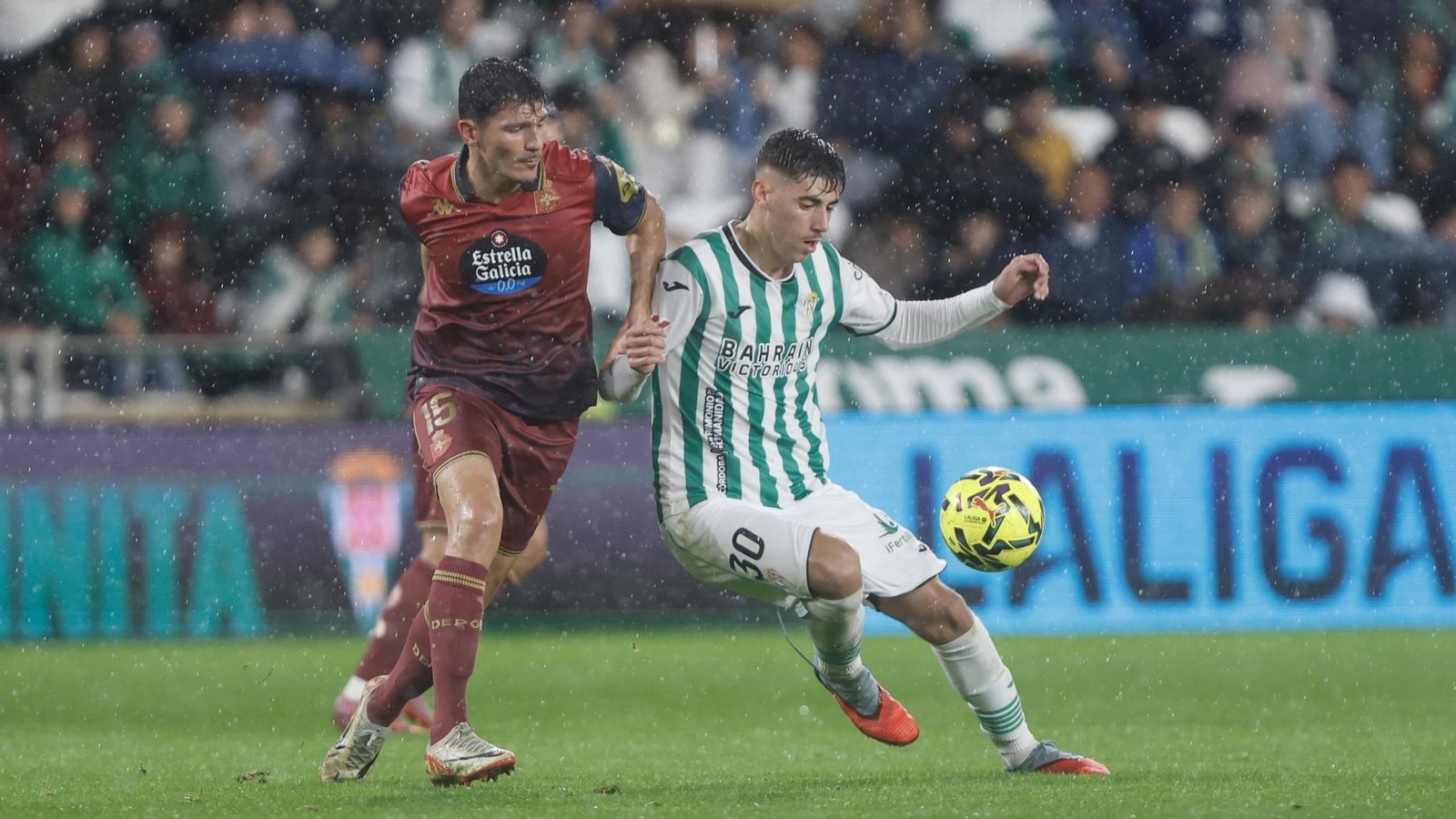 Requena protege el balón ante Loureiro en el Córdob CF - Deportivo.