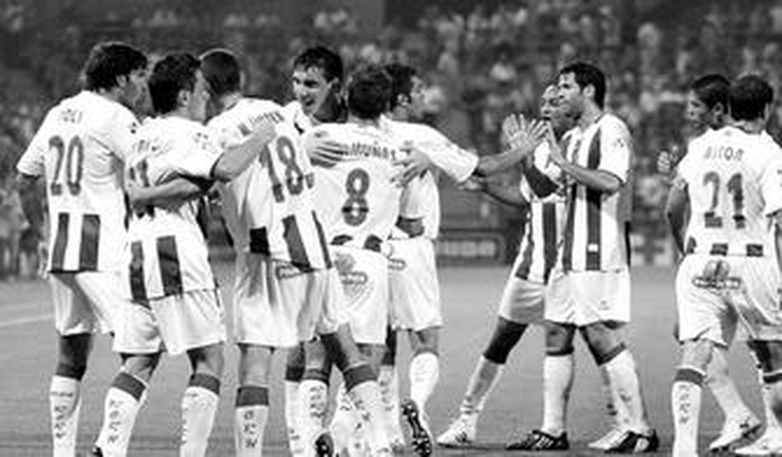 1. Repetir esta imagen en el Reyno de Navarra es lo que se desea y que el grupo sea toda una piña es la solución para salir del bache. 2. Una grada de animación constante es lo que proponen unos grupos de seguidores recreativistas para el partido contra el Deportivo de la Coruña. 3. Juan Carlos Manzano, presidente de la peña Navidad, junto a los antiguos jugadores Lapi, Quevedo, Eli y Dorrego.