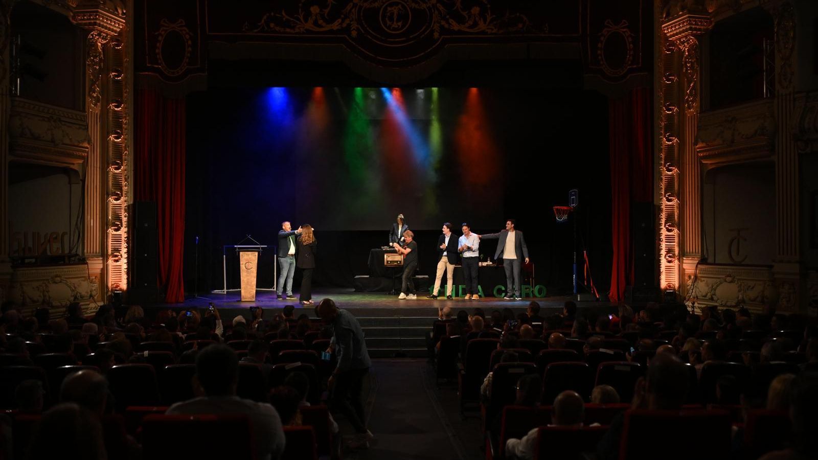 Uno de los momentos que dejó la  28ª Gala del Deporte de Onda Cero Almería.